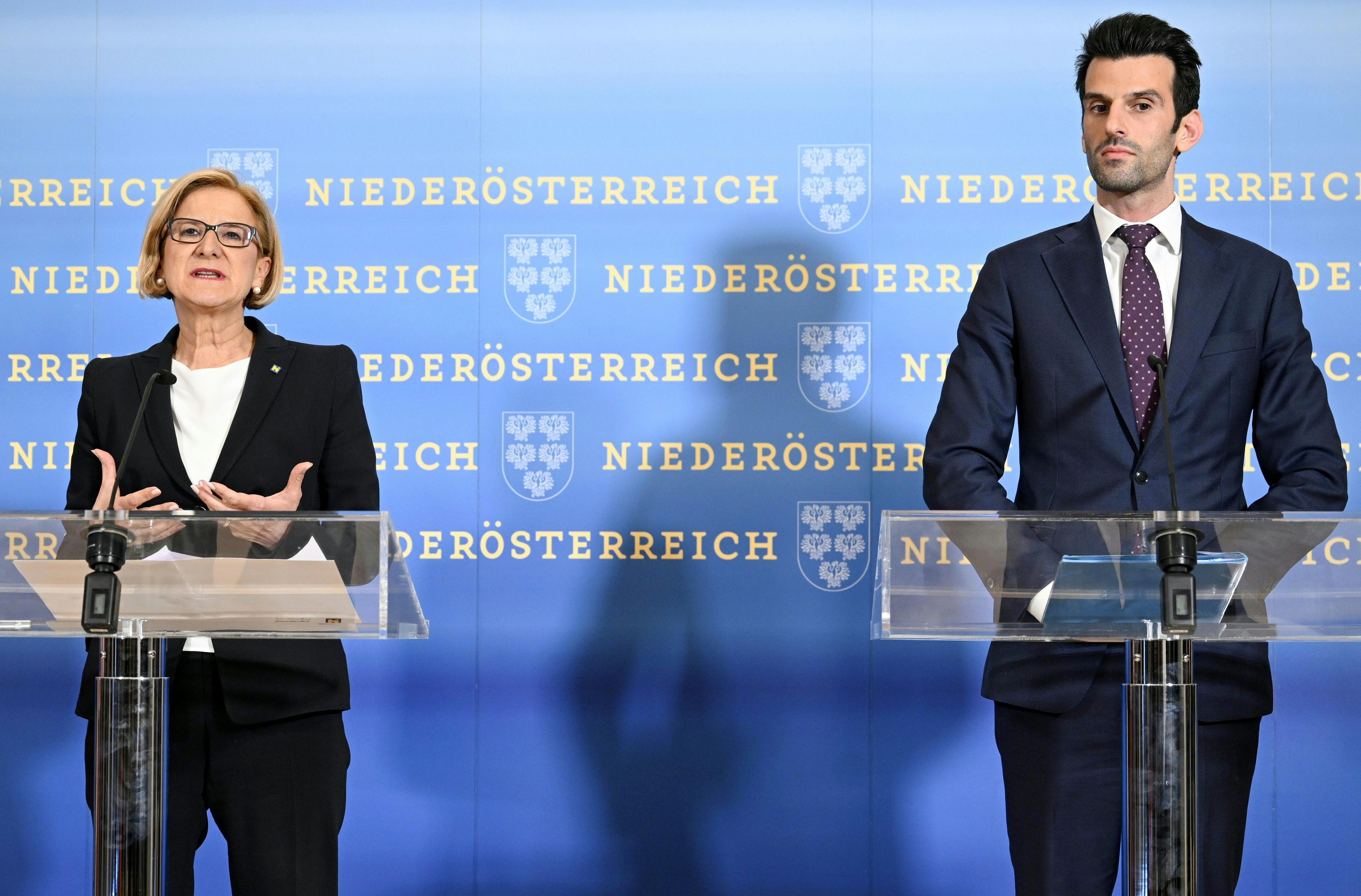 Mikl-Leitner, Udo Landbauer präsentieren ihren Polit-Pakt.