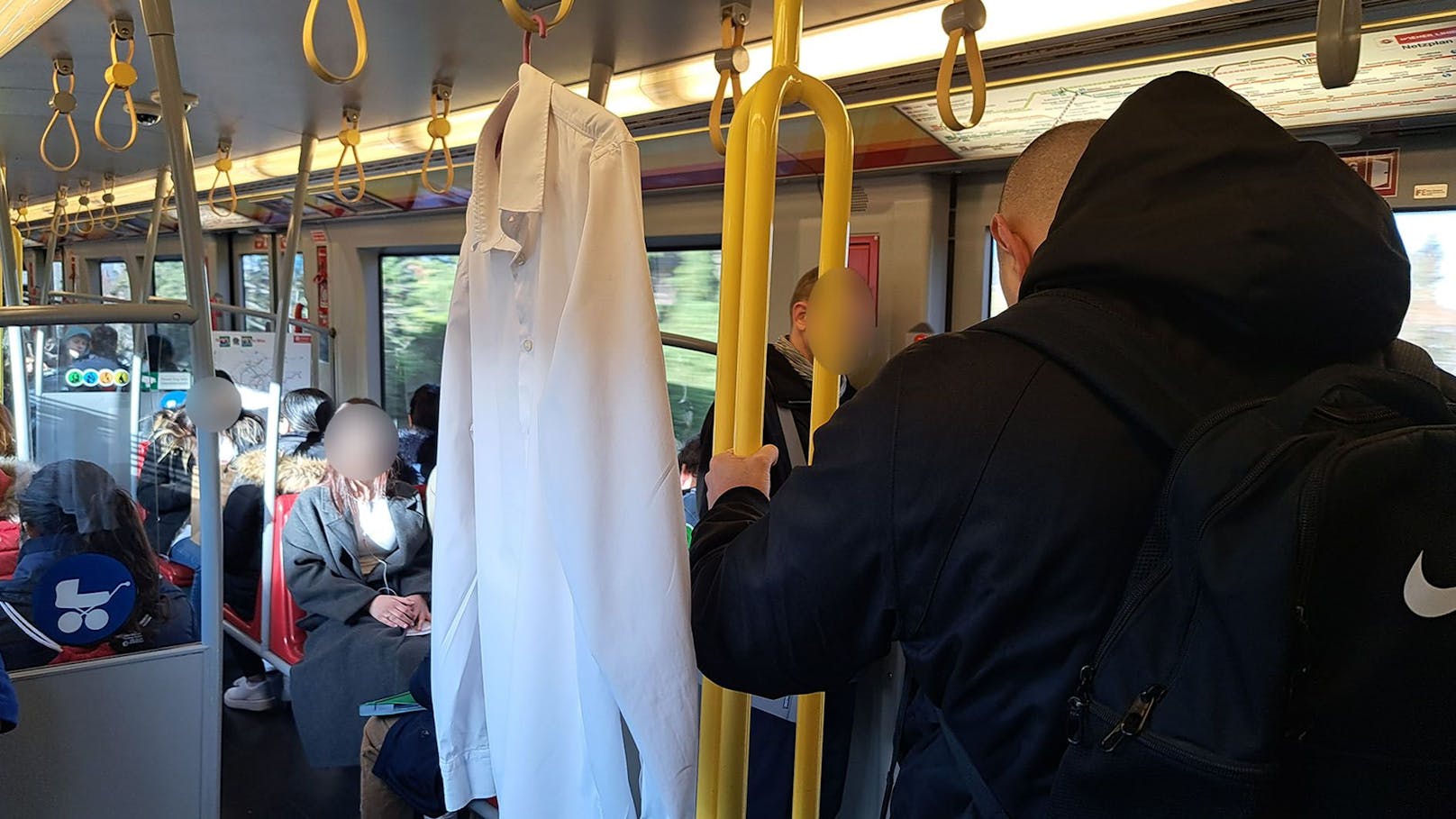 Ein Wiener nahm am Freitagmorgen sein Hemd mit in die U-Bahn und sorgte für Lacher.