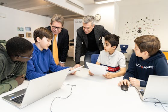 Bildungsminister Martin Polaschek und A1 Group CEO Thomas Arnoldner mit Schüler:innen der AHS Theodor Kramer Schule.