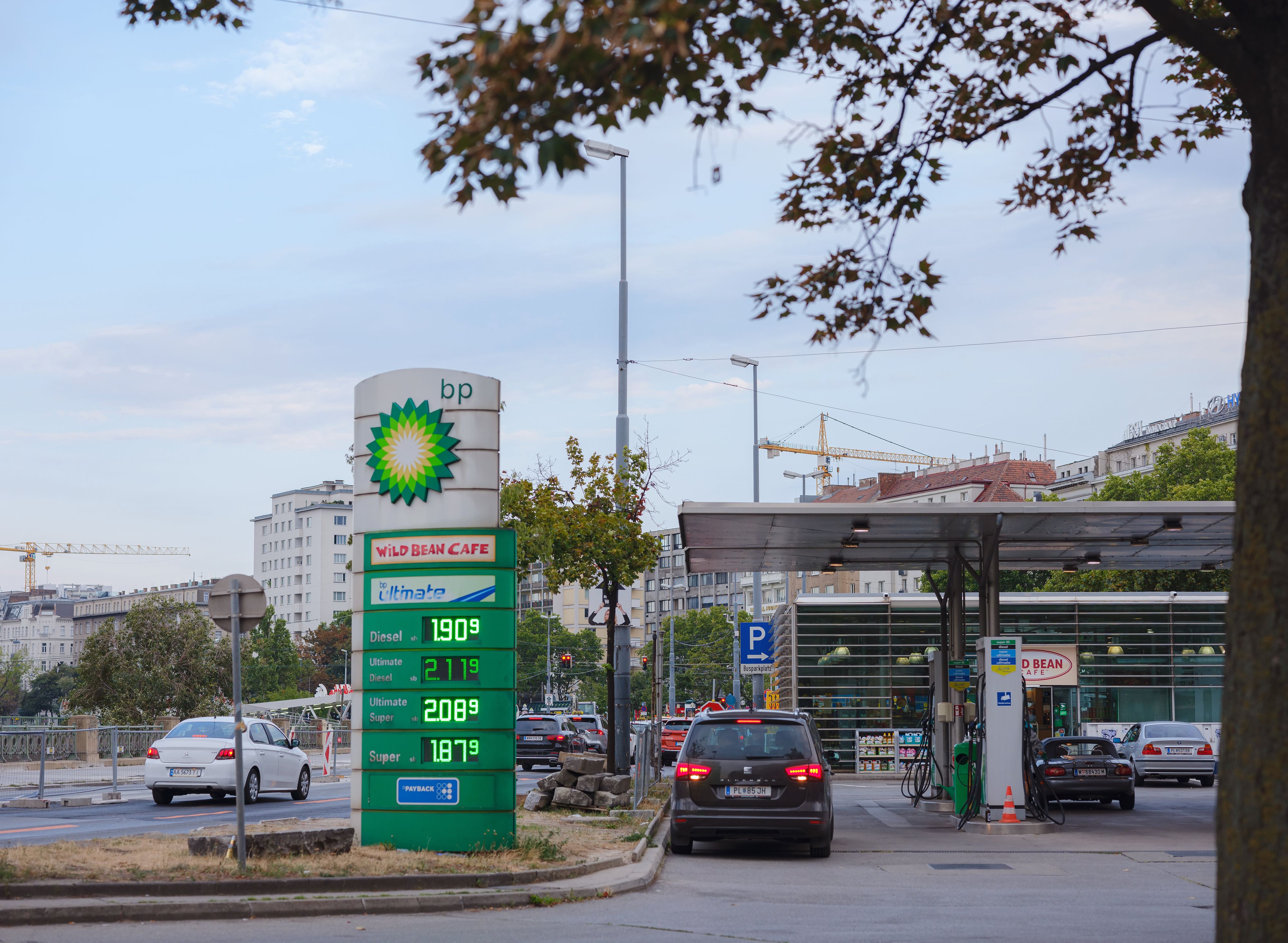 Laut einer brandaktuellen "Heute"-Umfrage lehnt die österreichische Bevölkerung das bevorstehende Aus für Verbrennermotoren entschieden ab. 