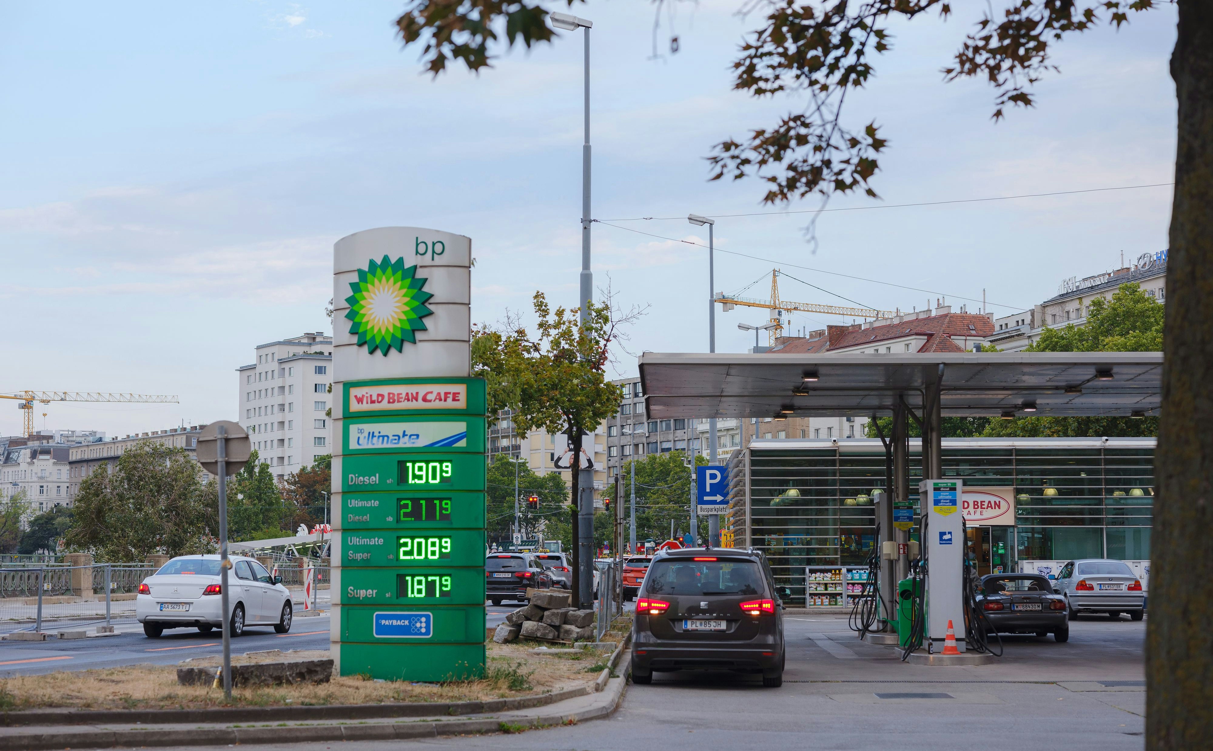Laut einer brandaktuellen "Heute"-Umfrage lehnt die österreichische Bevölkerung das bevorstehende Aus für Verbrennermotoren entschieden ab. 