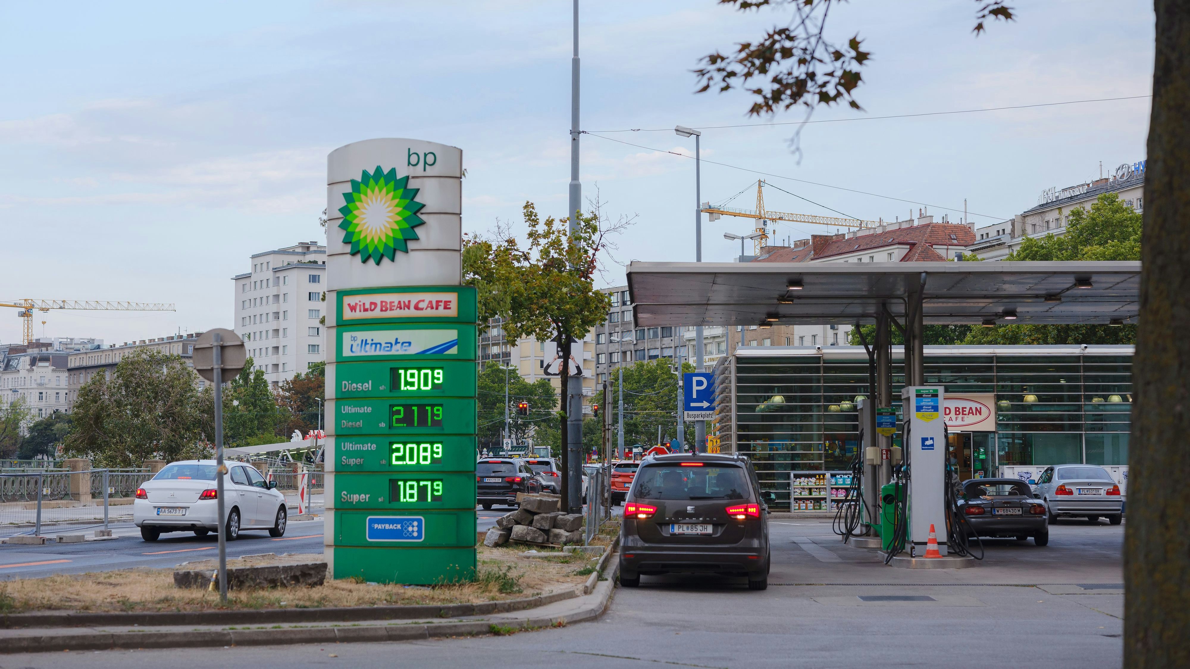 Laut einer brandaktuellen "Heute"-Umfrage lehnt die österreichische Bevölkerung das bevorstehende Aus für Verbrennermotoren entschieden ab. 