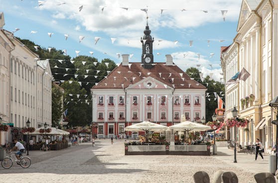 Historische Gebäude wie das Rathaus und eine junge Kultur, das ist Tartu.