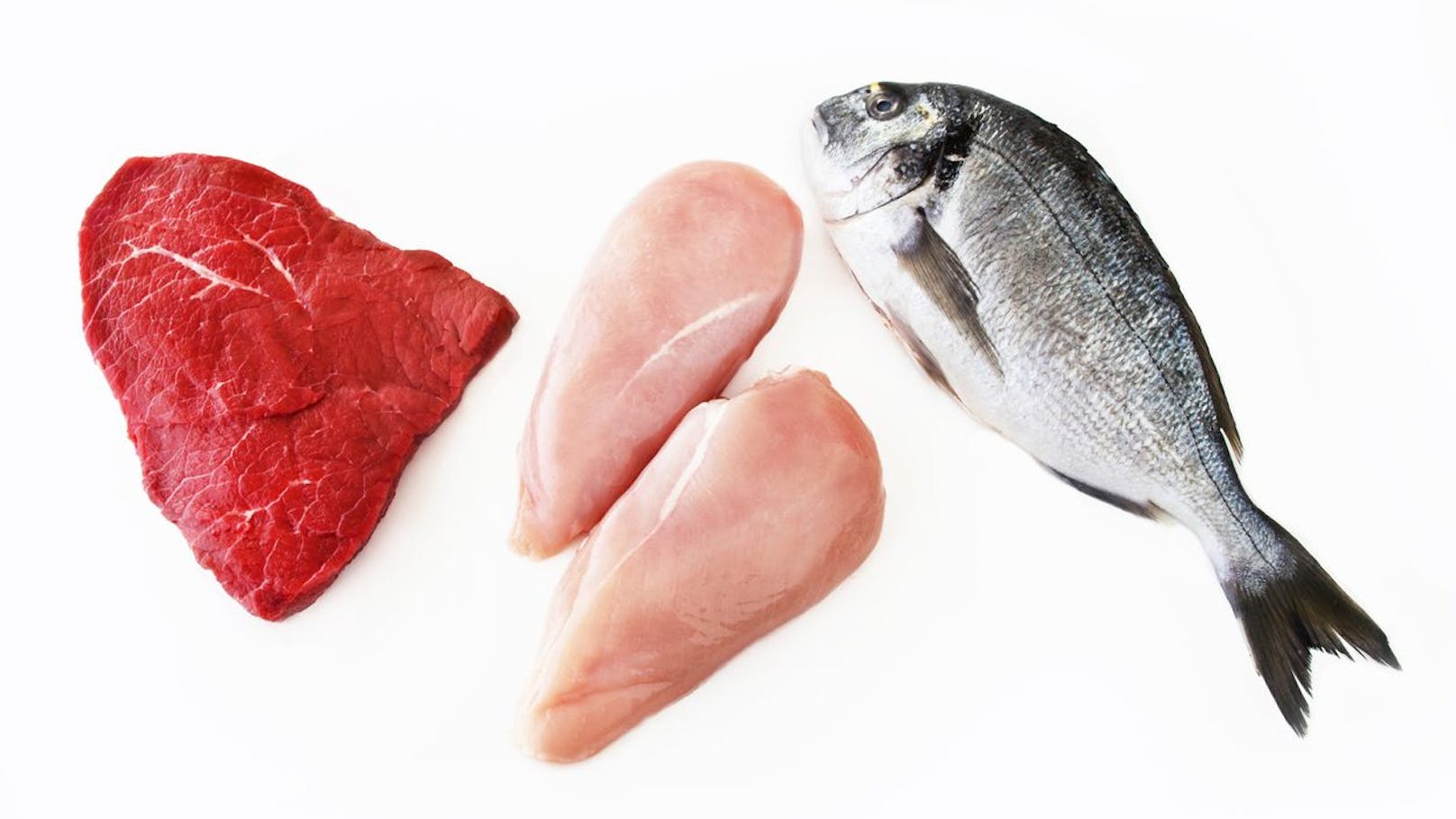 <strong>Rohes Fleisch und roher Fisch:</strong> Auch Reis, rohes Fleisch und roher Fisch sind leicht verderblich – die Mikrowelle erhitzt diese Lebensmittel zu unregelmäßig. Vor allem rohes Fleisch und roher Fisch müssen jedoch dringend gleichmäßig bei über 70 Grad erhitzt werden – was bei der Mikrowelle nicht geschieht – Salmonellen und Listerien könnten nach dem Erwärmen (noch immer) in den Speisen erhalten sein. Deshalb Fleisch und Fisch lieber in der Pfanne oder im Ofen garen.