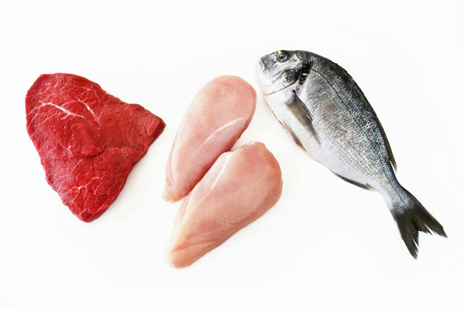 <strong>Rohes Fleisch und roher Fisch:</strong> Auch Reis, rohes Fleisch und roher Fisch sind leicht verderblich – die Mikrowelle erhitzt diese Lebensmittel zu unregelmäßig. Vor allem rohes Fleisch und roher Fisch müssen jedoch dringend gleichmäßig bei über 70 Grad erhitzt werden – was bei der Mikrowelle nicht geschieht – Salmonellen und Listerien könnten nach dem Erwärmen (noch immer) in den Speisen erhalten sein. Deshalb Fleisch und Fisch lieber in der Pfanne oder im Ofen garen.