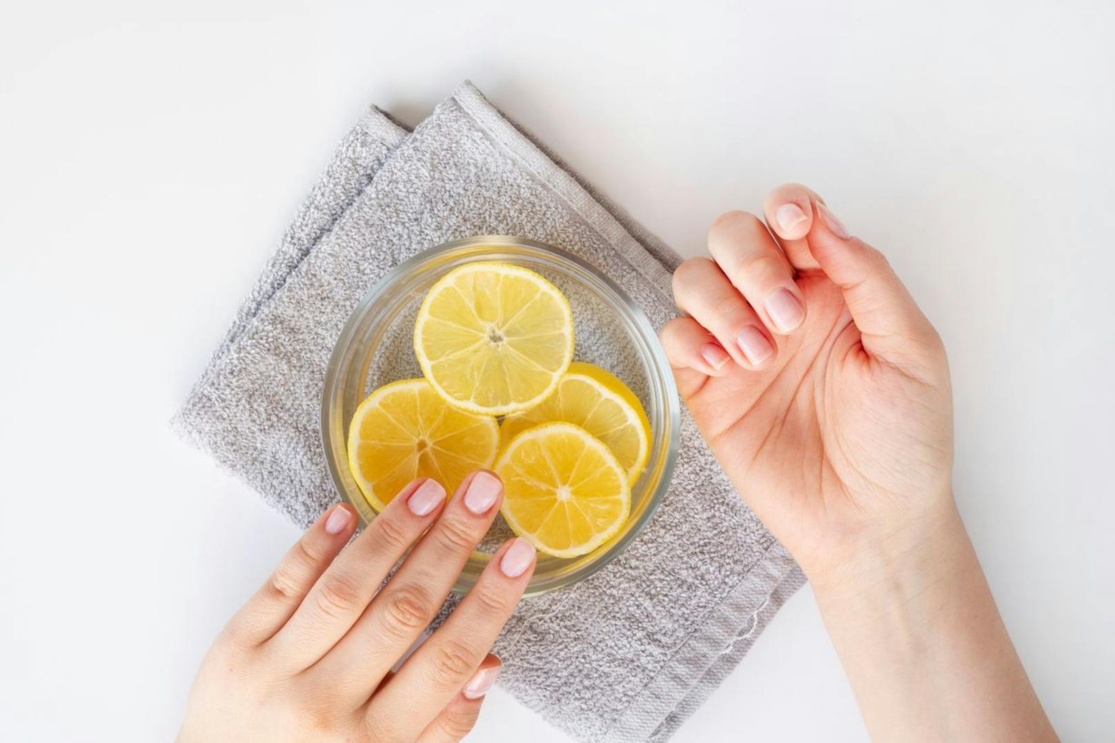 Tauche deine Nägel anschließend für etwa fünf Minuten in die Mixtur. Danach kannst du deinen Nagel mit einem Wattepad frei vom Glitzerlack wischen. 
