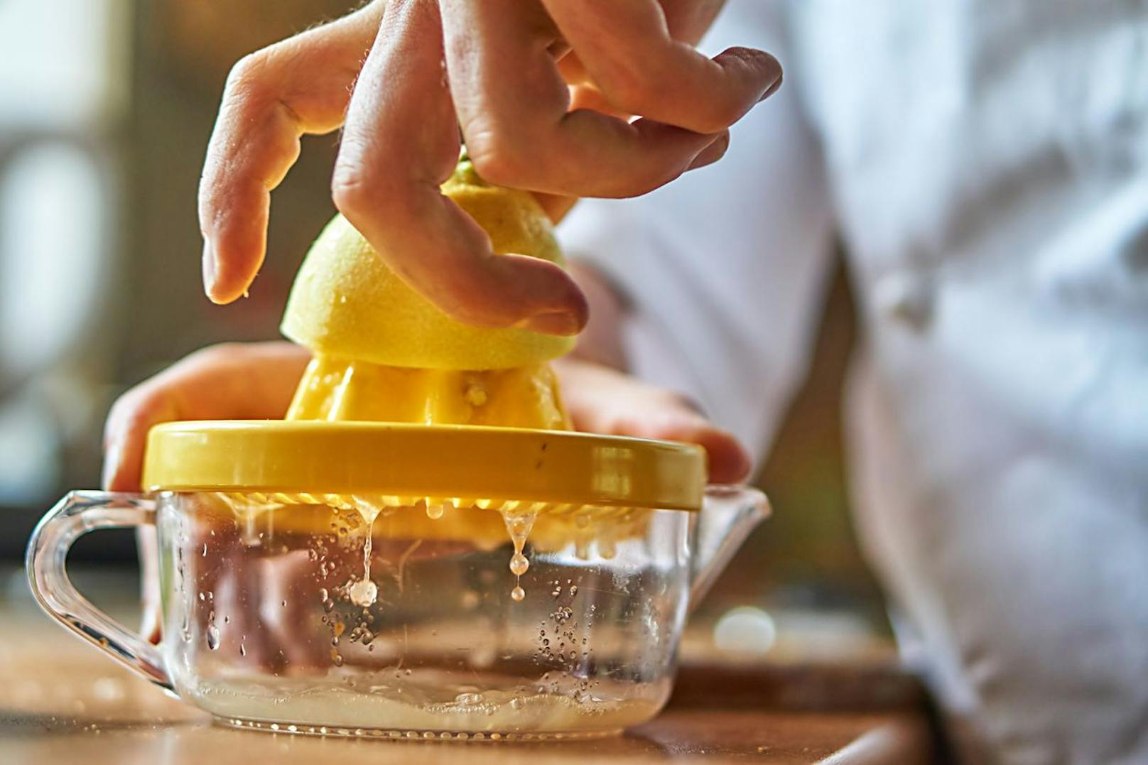 Besorge dir eine Zitrone, denn der Saft der Frucht kann ebenfalls deinen Lack lösen. Presse eine ganze Zitrone aus und vermische den Saft mit warmem Wasser. Die Menge des Wassers sollte etwa die Hälfte einer kleinen Schüssel betragen. 