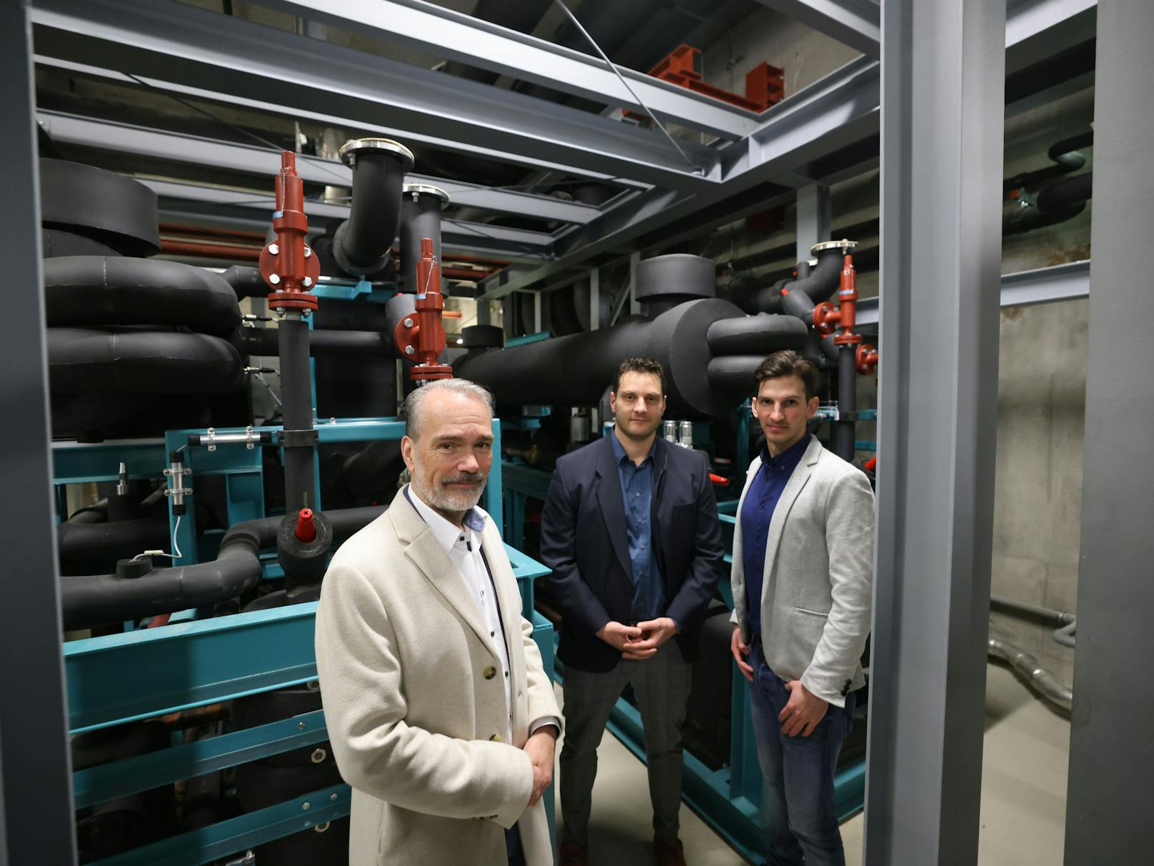 (Von links) Martin Madlo, Managing Director "Digital Realty Österreich", Philipp Veigl (Bau- und Haustechnik Klinik Floridsdorf) und Patrick Wusits (Projektteam Wien Energie) bei der Besichtigung der Anlage.