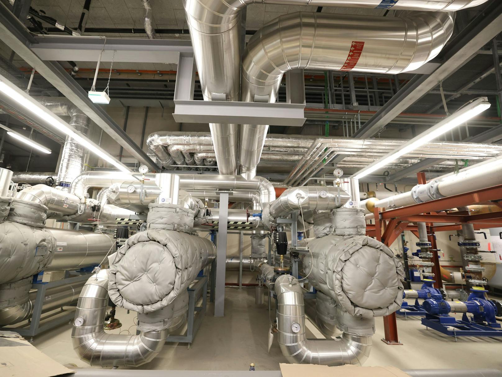 Die bestehende Fernwärmeinfrastruktur der Klinik Floridsdorf (oben im Bild die Fernwärmeleitungen, unten die Wärmetauscher) wird durch Wärmepumpen ergänzt.
