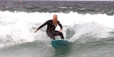 Surfer bricht Weltrekord, schafft 30 Stunden auf Meer