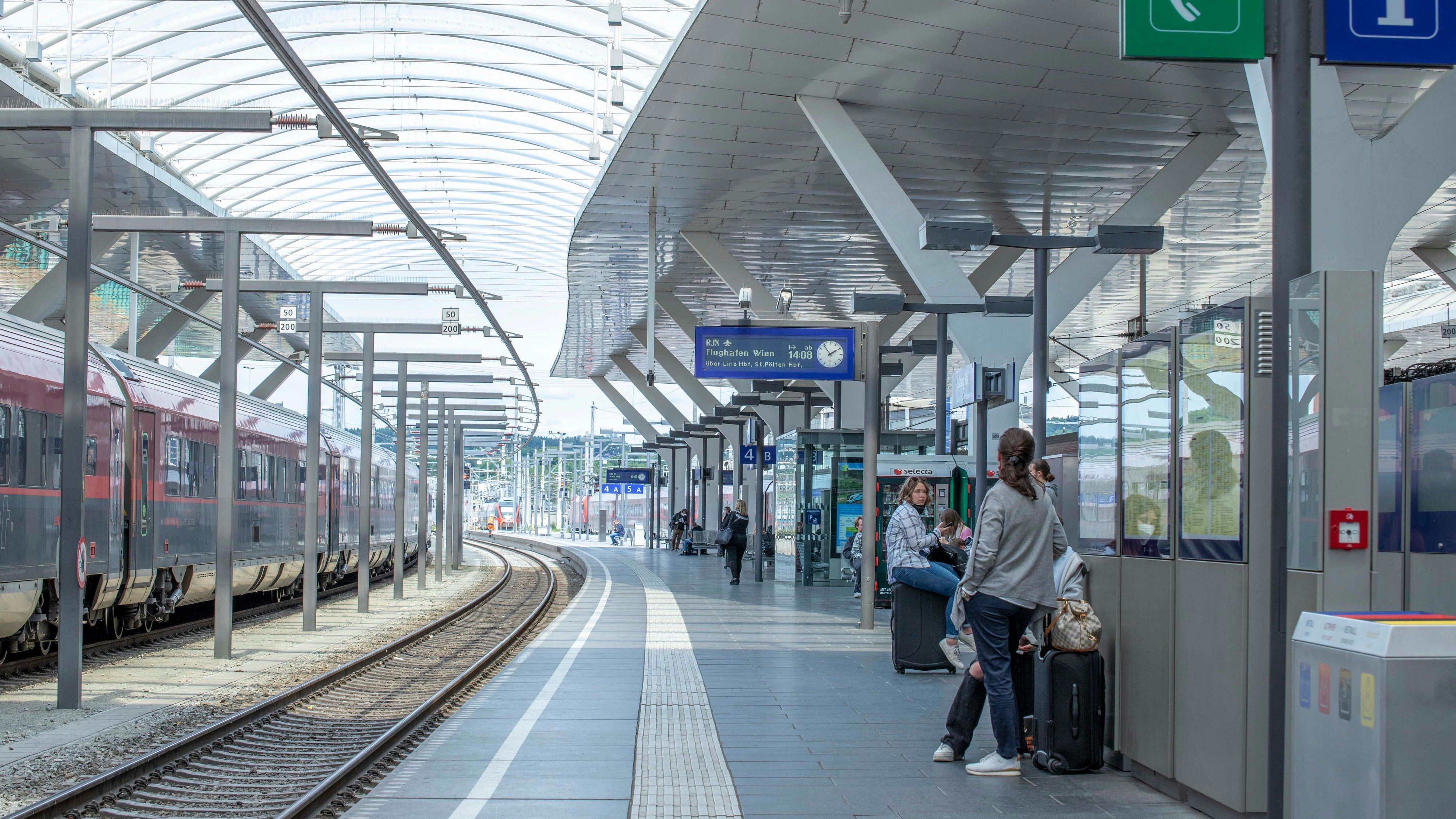 Download von www.picturedesk.com am 17.03.2023 (08:22).  Hauptbahnhof Salzburg. Bild: Bahnsteig 4 mit ÖBB Railjet. Salzburg, Österreich. 21.05.2021 // Train main station Salzburg. Picture: Platform 4 and a railjet train. Salzburg, Austria. May 21th, 2021 - 20210521_PD10119 - Rechteinfo: Rights Managed (RM)