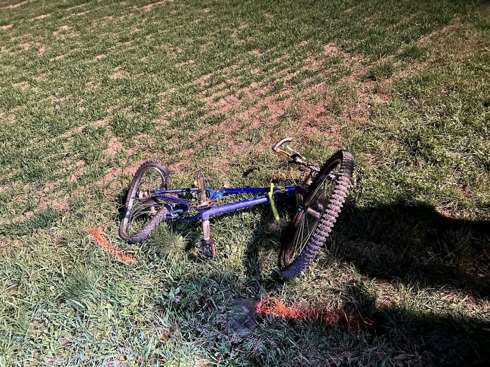 Der Radfahrer wurde von der Fahrbahn geschleudert und kam in einem Feld zum Liegen.