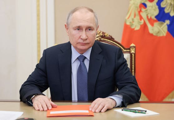 Der russische Präsident unterschreibt ein weiteres, heftig umstrittenes Gesetz.