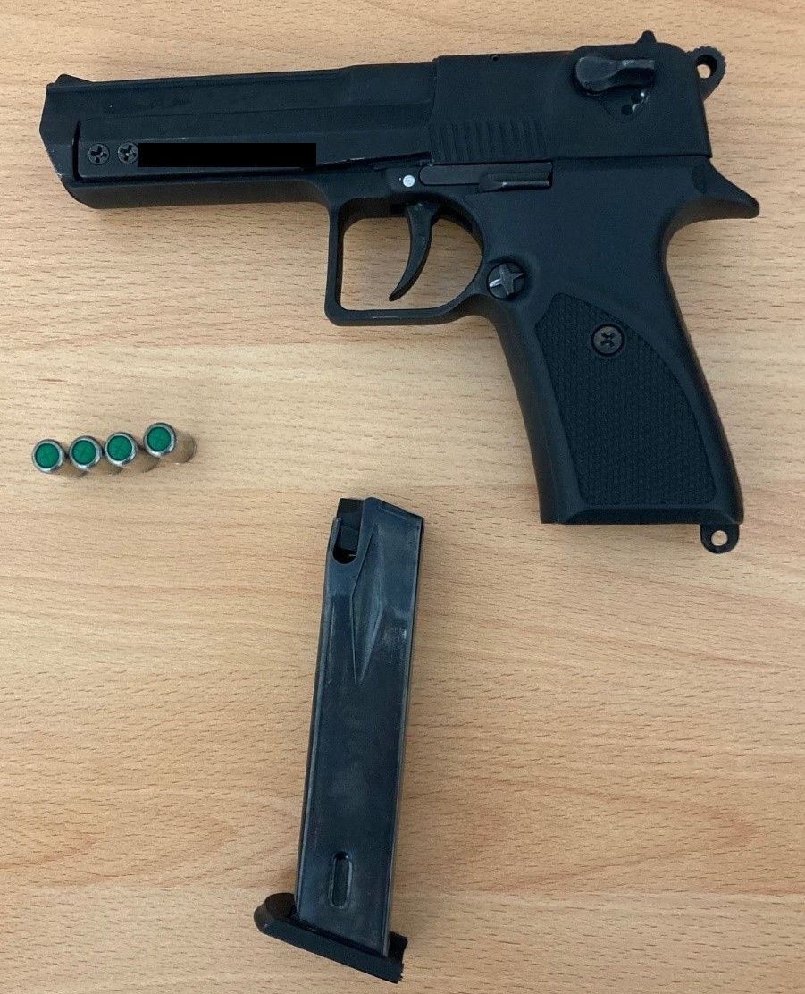 Die Schreckschusswaffe wurde sichergestellt.