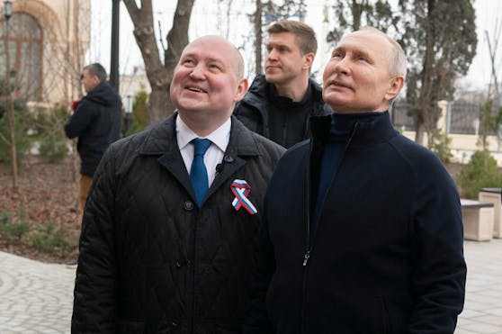 Wladimir Putin mit dem Gouverneur von Sewastopol, Mikhail Razvoschayev.