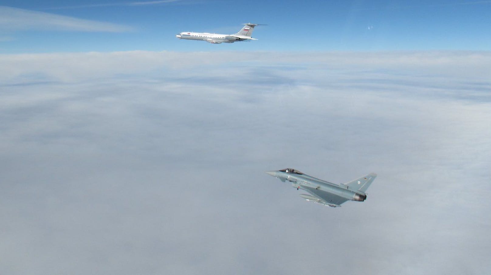 Mehrere Eurofighter stiegen auf und überprüften die Flugzeuge aus Russland.