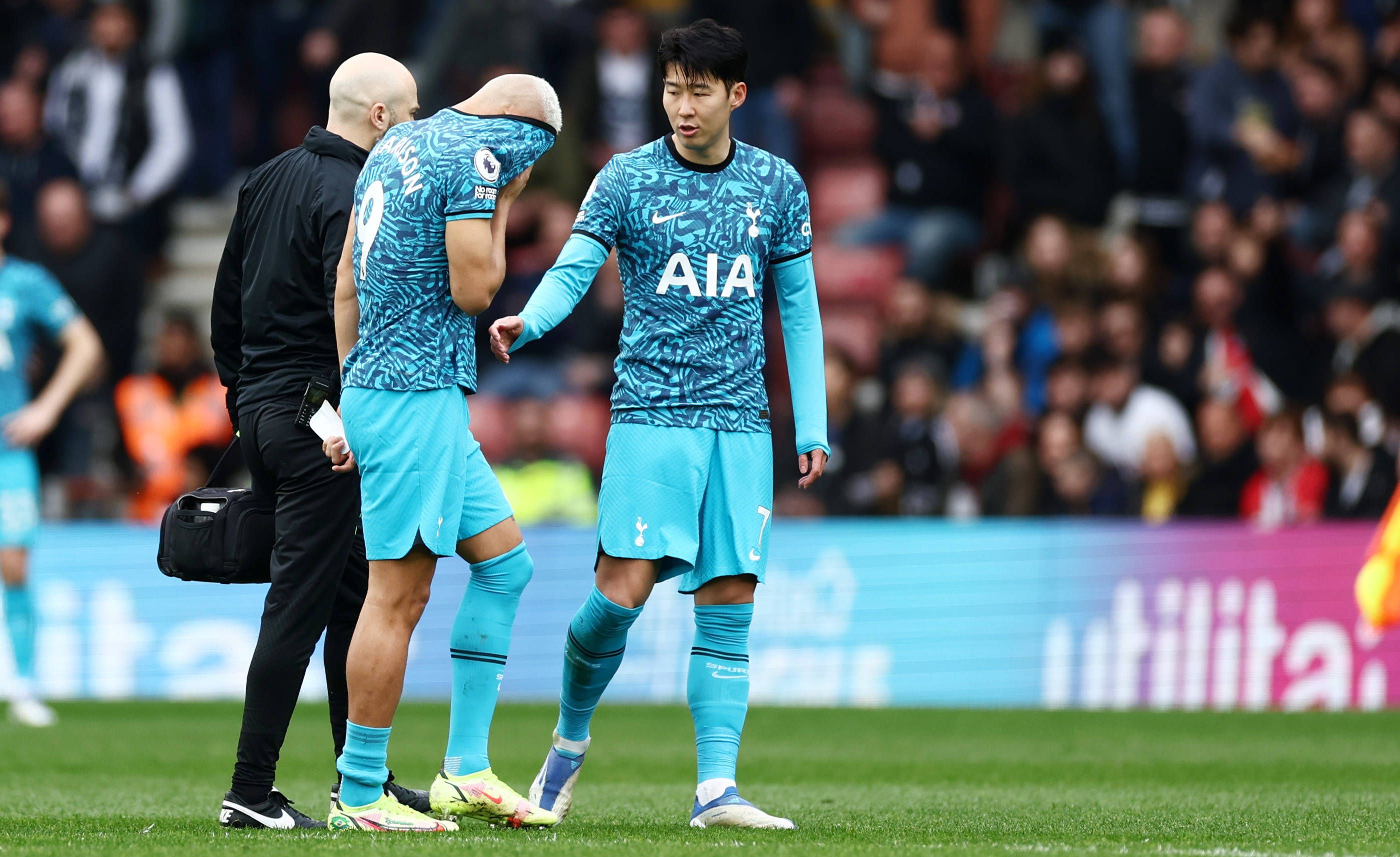 Richarlison ist untröstlich, Kollege Son Heung-min leidet mit.