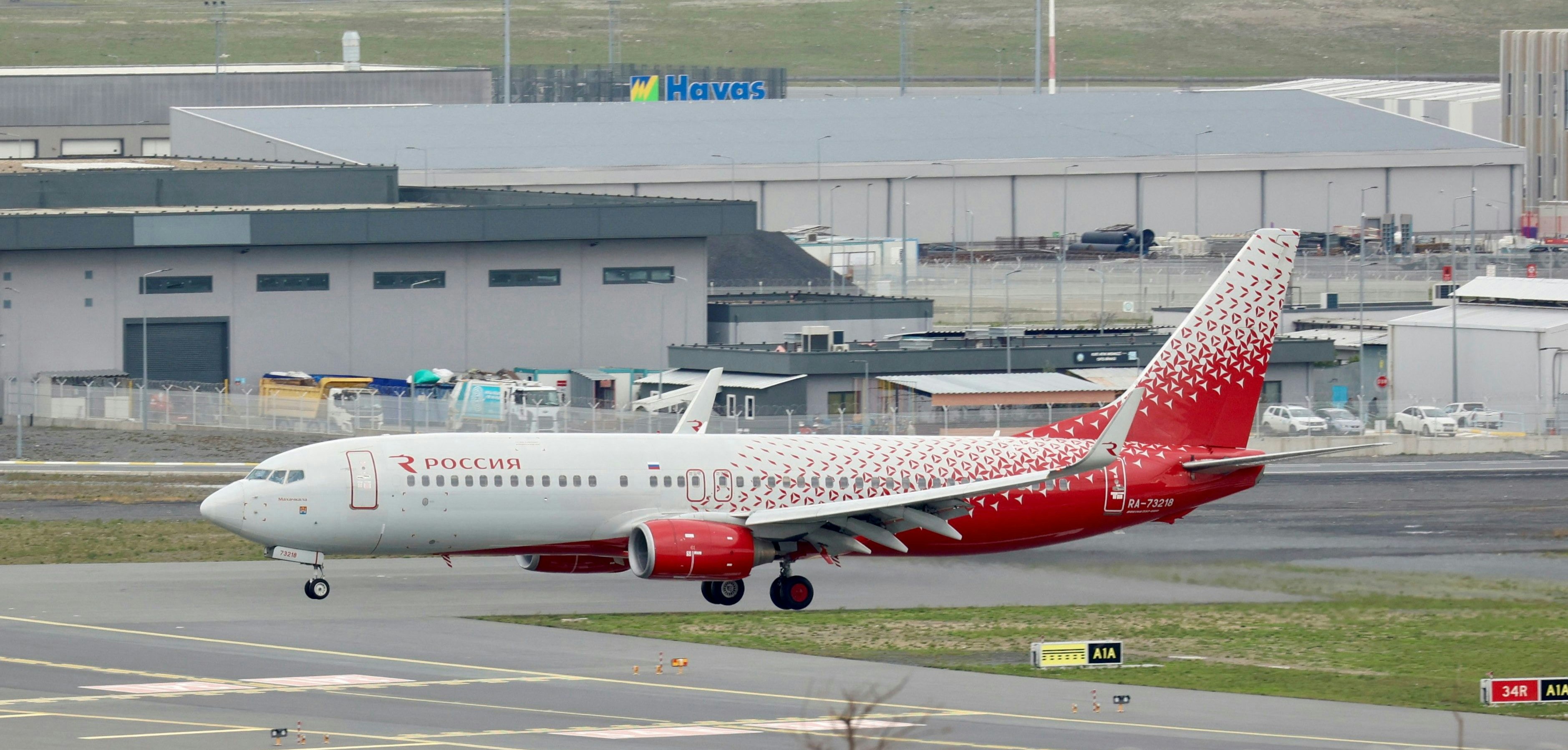 Ein Boeing-Flugzeug der russischen Fluggesellschaft Rossija Airlines in Istanbul.