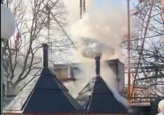 Im Feuerdorf im Wiener Prater brannte am Samstag eine Hütte. 