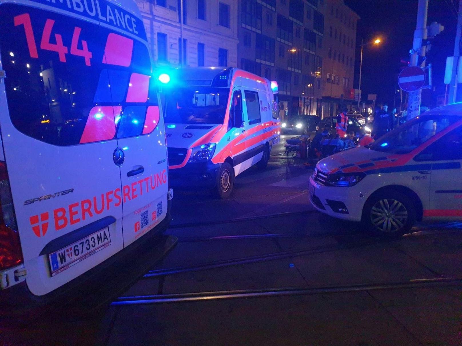 Die Berufsrettung brachte den schwerverletzten Wiener ins nächste Krankenhaus. 