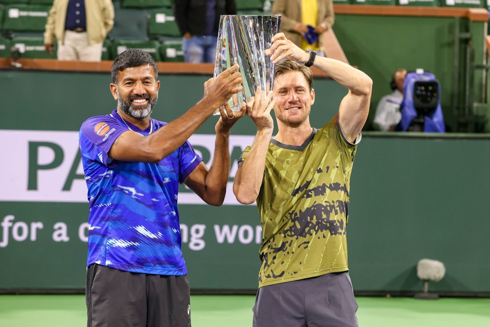 Bopanna stemmt die Trophäe in Indian Wells.&nbsp;