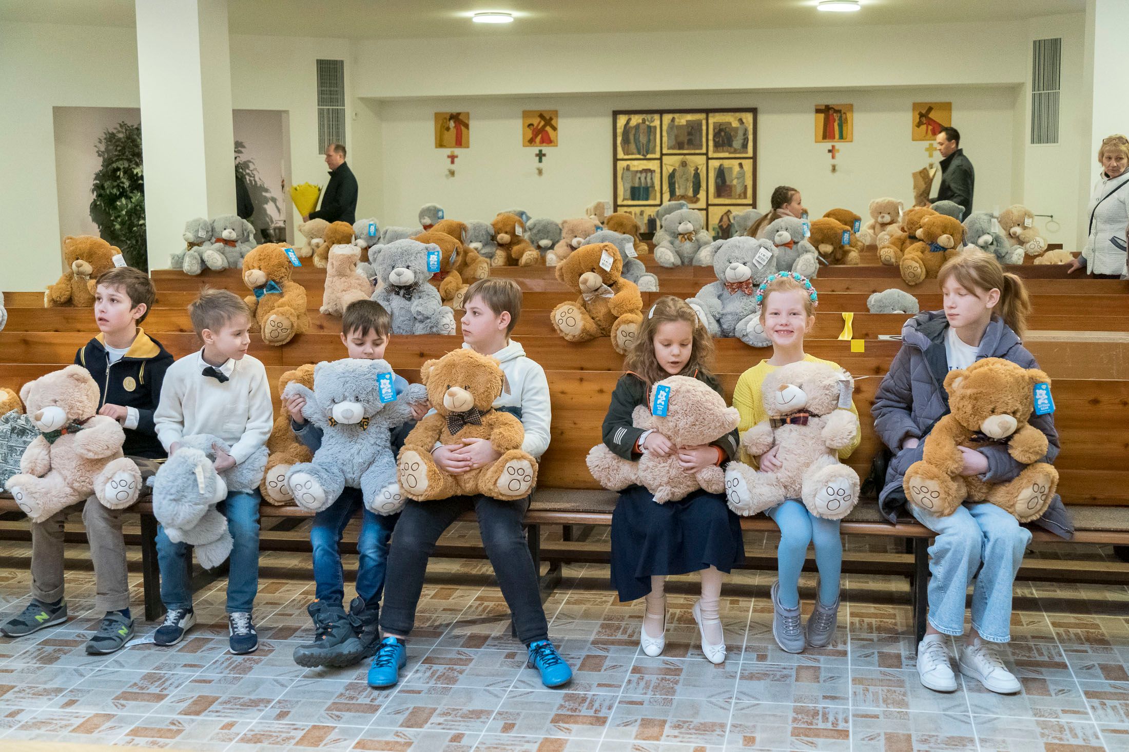 Kinder mit Teddybären in der Kirche in Wien-Margareten. 