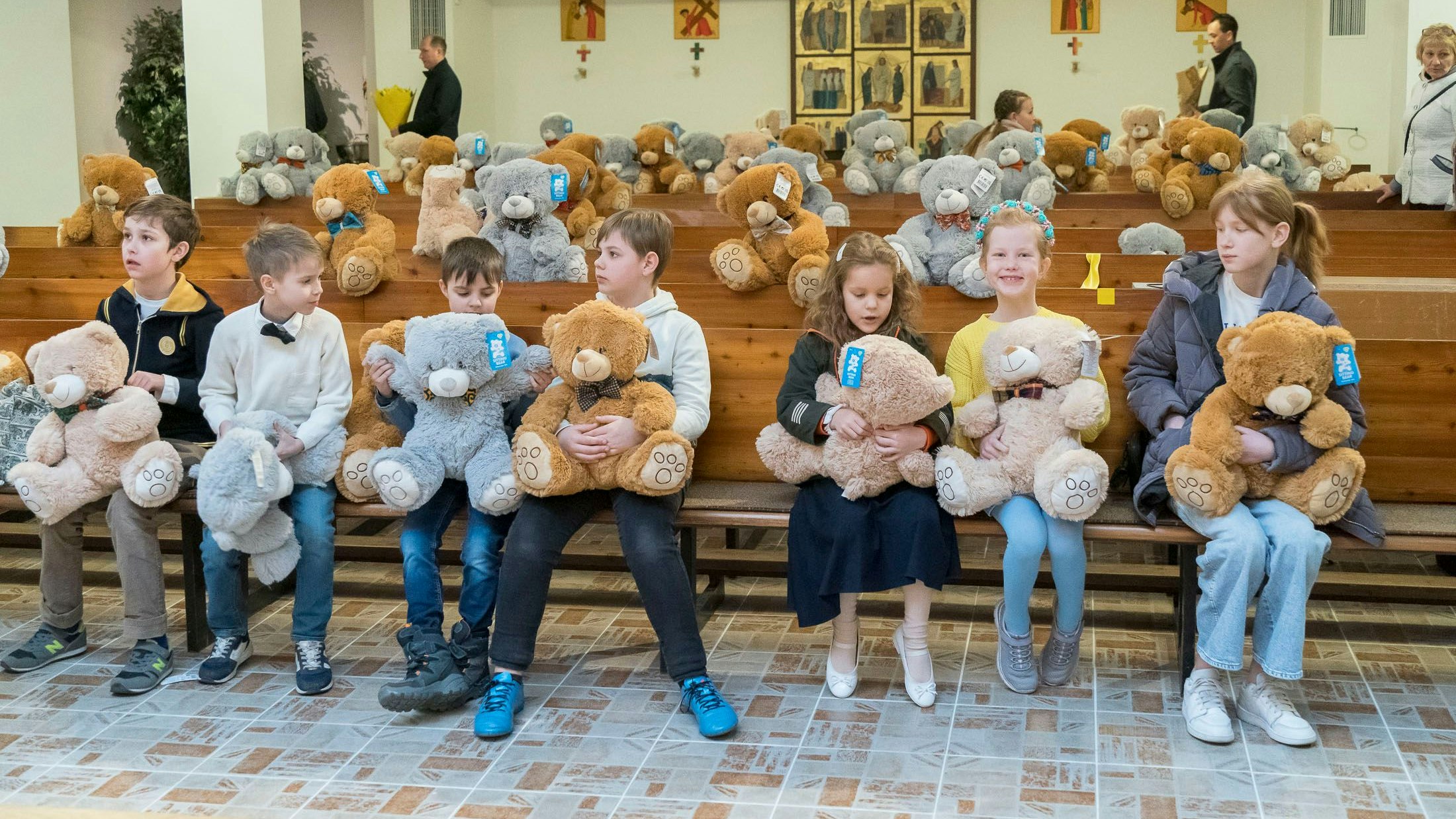 Kinder mit Teddybären in der Kirche in Wien-Margareten. 