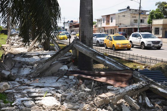 Im historischen Zentrum von Cuenca in Ecuador starb ein Mann, als die Mauer eines Hauses auf sein Auto stürzte.