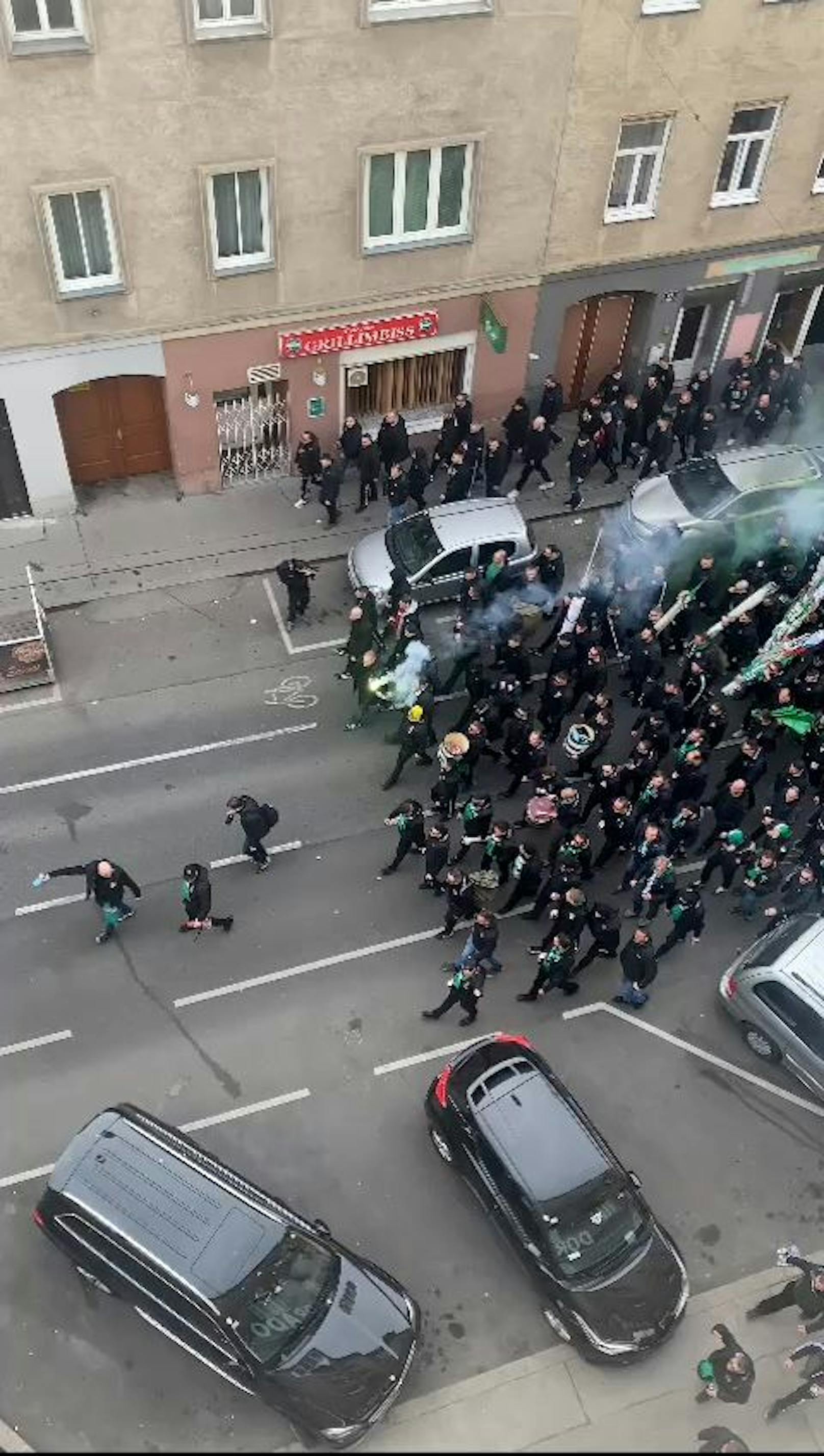 Die Rapid-Fans marschieren vom Reumannplatz zum Austria-Stadion