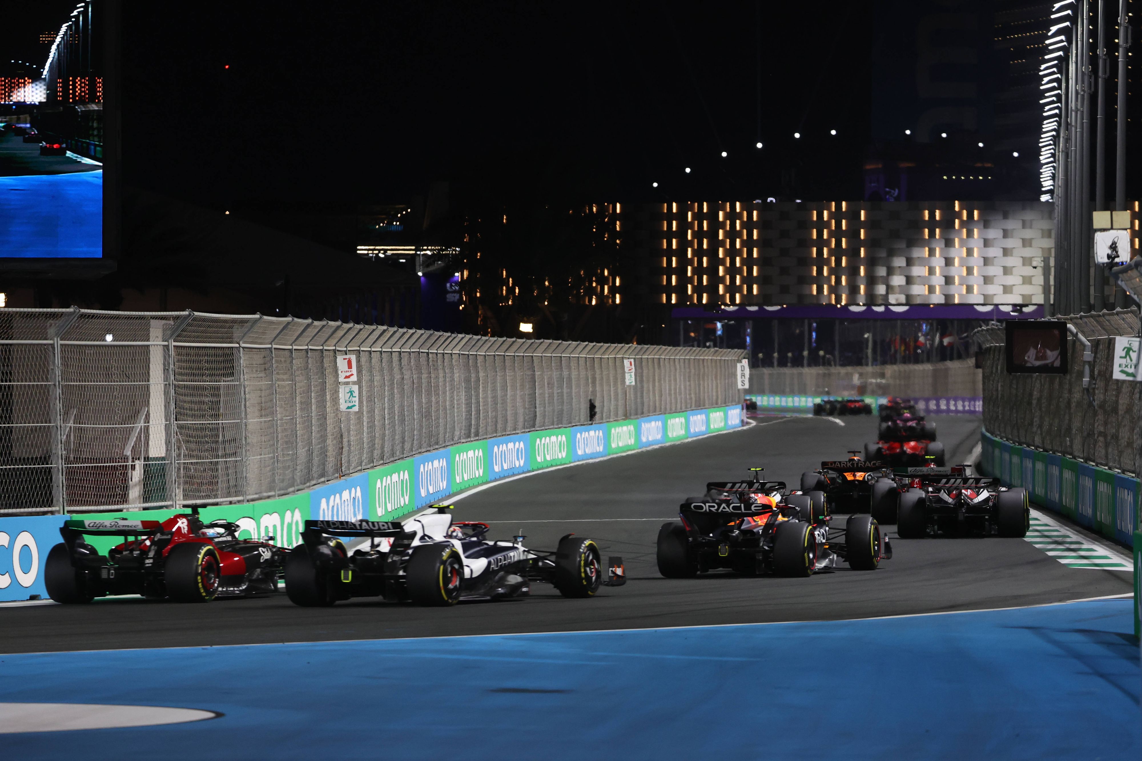 Max Verstappen muss sich von Rang 15 seinen Weg durchs Feld bahnen.