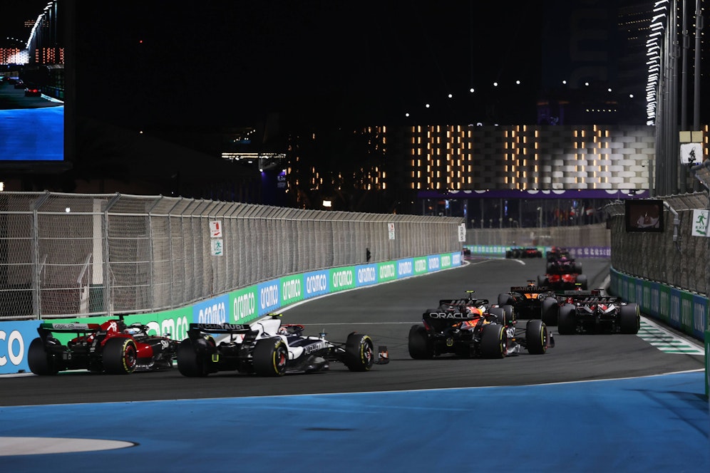 Max Verstappen muss sich von Rang 15 seinen Weg durchs Feld bahnen.