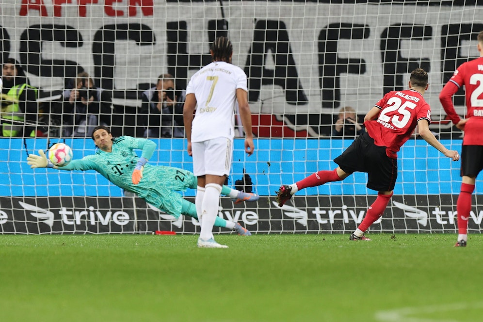 Palacios verwandelte beide Elfmeter gegen Bayern-Keeper Sommer.&nbsp;