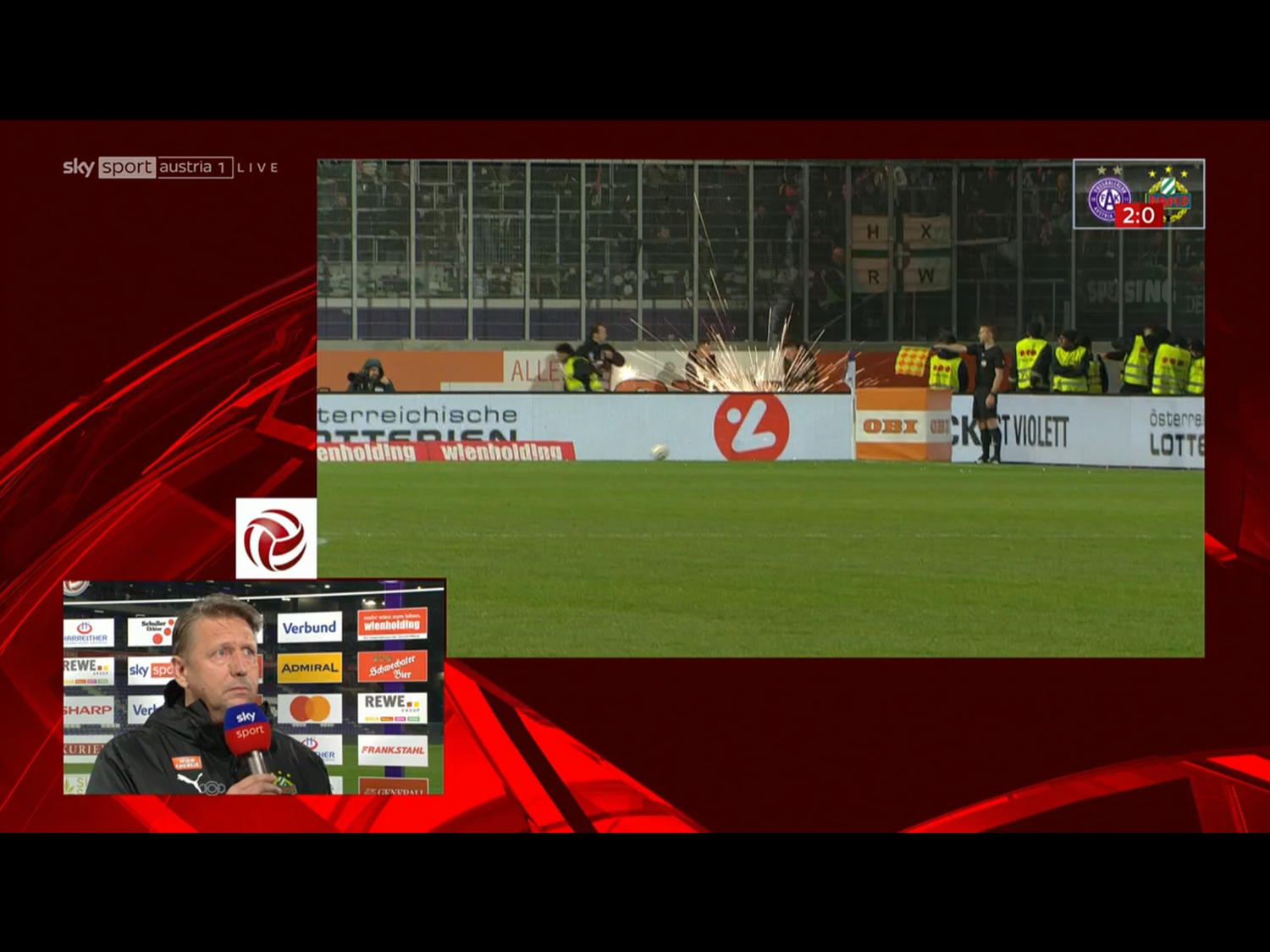 Pyrotechnik aus dem Auswärtssektor landet neben Ordnern.