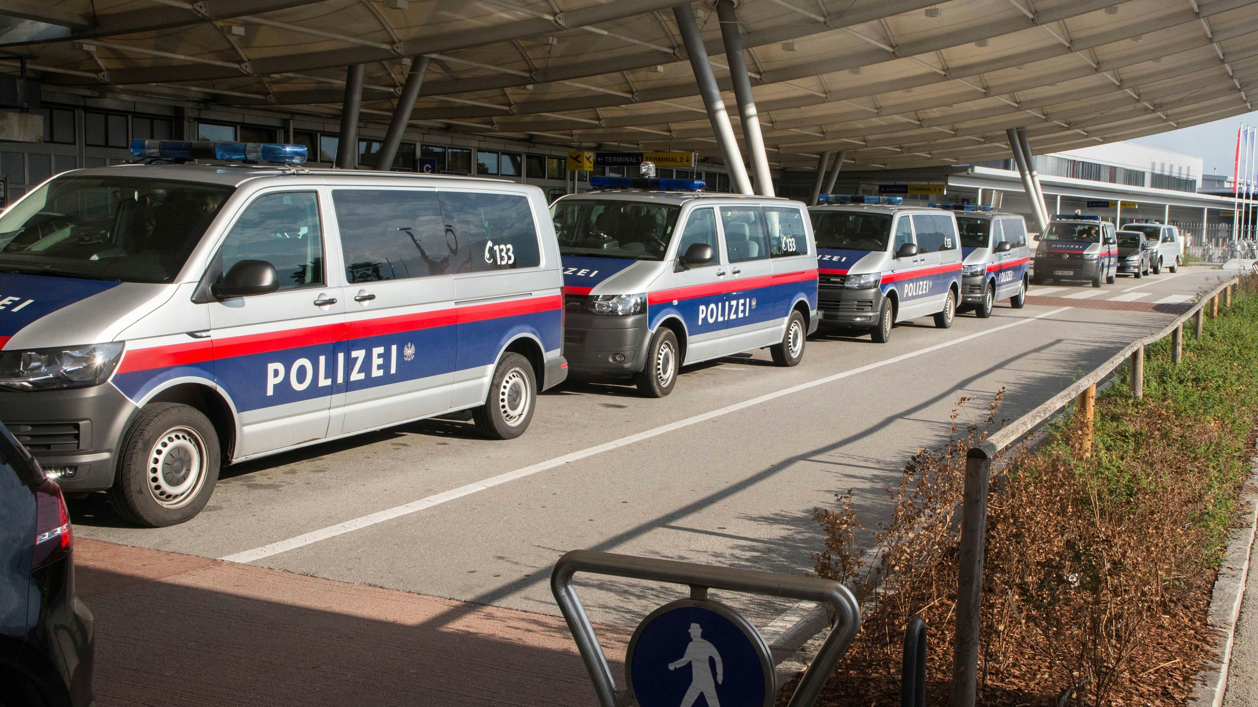 Heute.at - Mann will ausreisen – plötzlich steht Polizei vor ihm