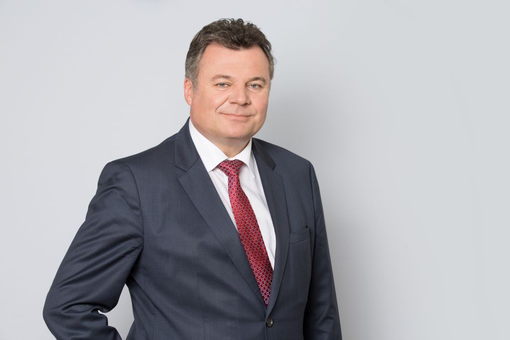 Verkehrs-Landesrat Günther Steinkellner wünscht seinem Parteikollegen Landbauer "alles Gute" für seine beginnende Arbeit.