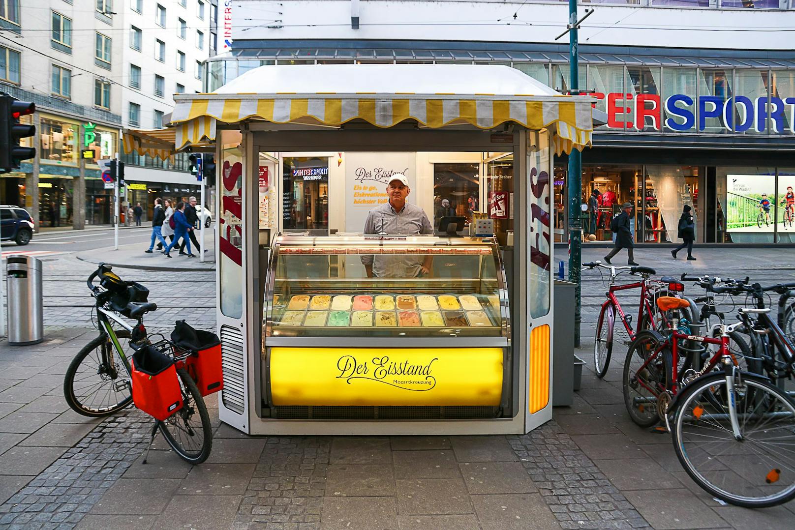 "An meinen Preisen wird sich 2023 nichts ändern", sagt Lukas Flatzelsteiner (im Bild), 'Eisstand'-Betreiber. Bei ihm bekommt man eine Kugel um 1,90 Euro.