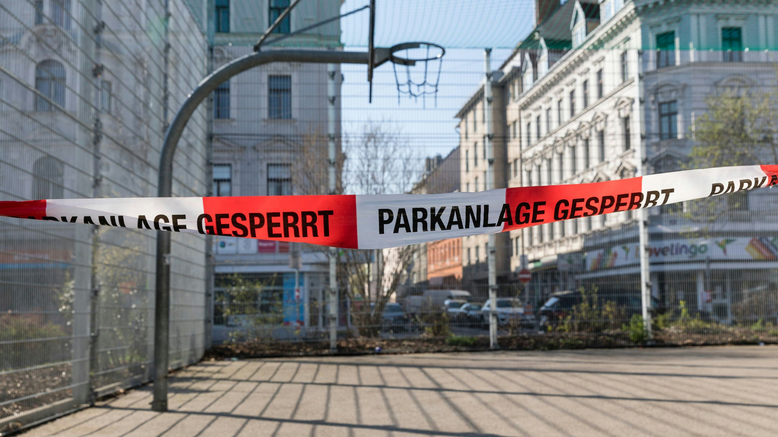 Die 26-Jährige wurde in einem Fußballkäfig vergewaltigt.