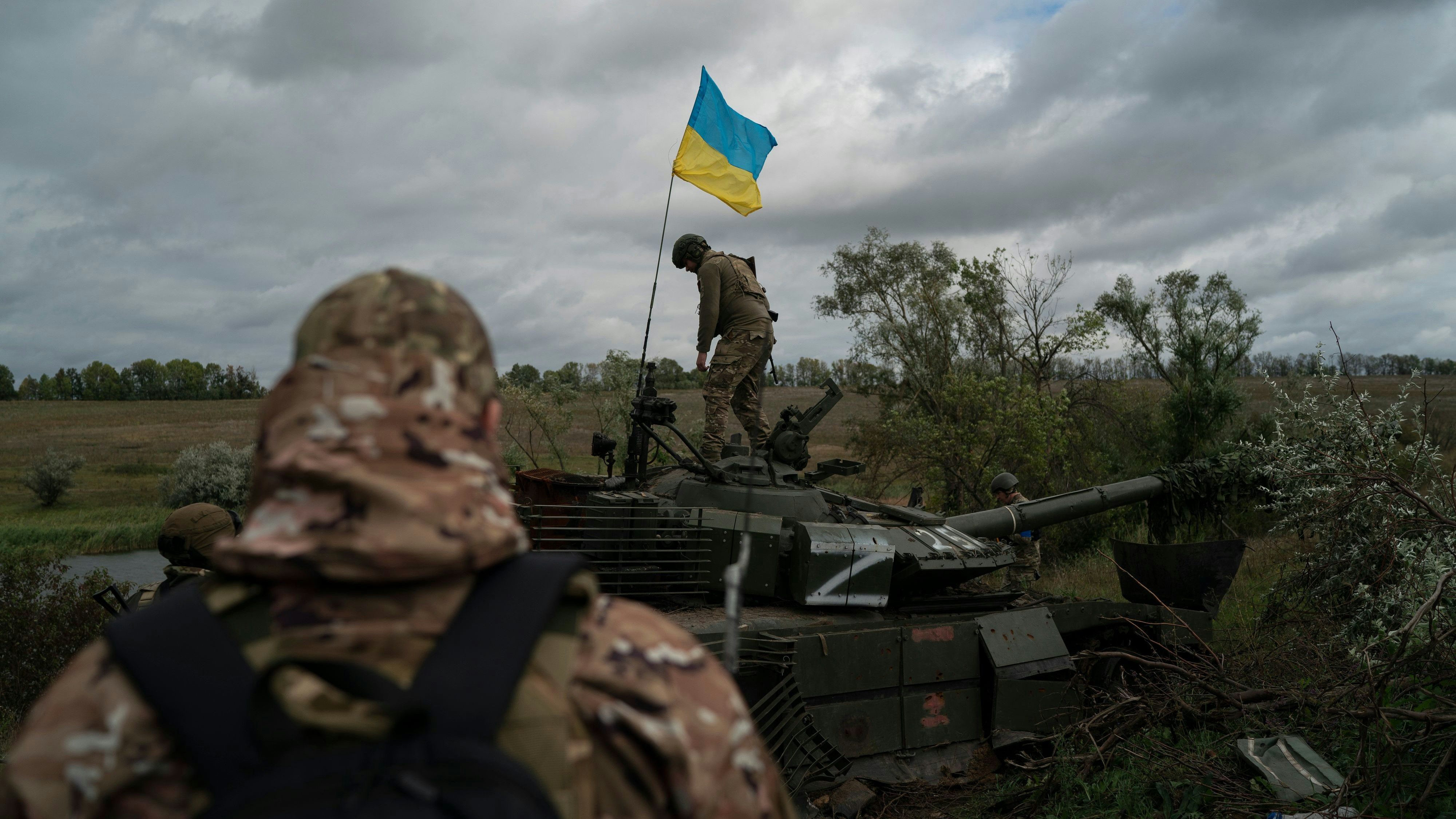 Download von www.picturedesk.com am 19.03.2023 (15:51).  A Ukrainian national guard serviceman stands atop a destroyed Russian tank in an area near the border with Russia, in Kharkiv region, Ukraine, Monday, Sept. 19, 2022. This region of rolling fields and woodland near the Russian border was the site of fierce battles for months during the summer. Only now, after Ukrainian forces retook the area and pushed Russian troops back across the border in a blistering counteroffensive, has the collection of bodies that lie scattered across the battlefield been possible. (AP Photo/Leo Correa) - 20220919_PD28359 - Rechteinfo: Rights Managed (RM)