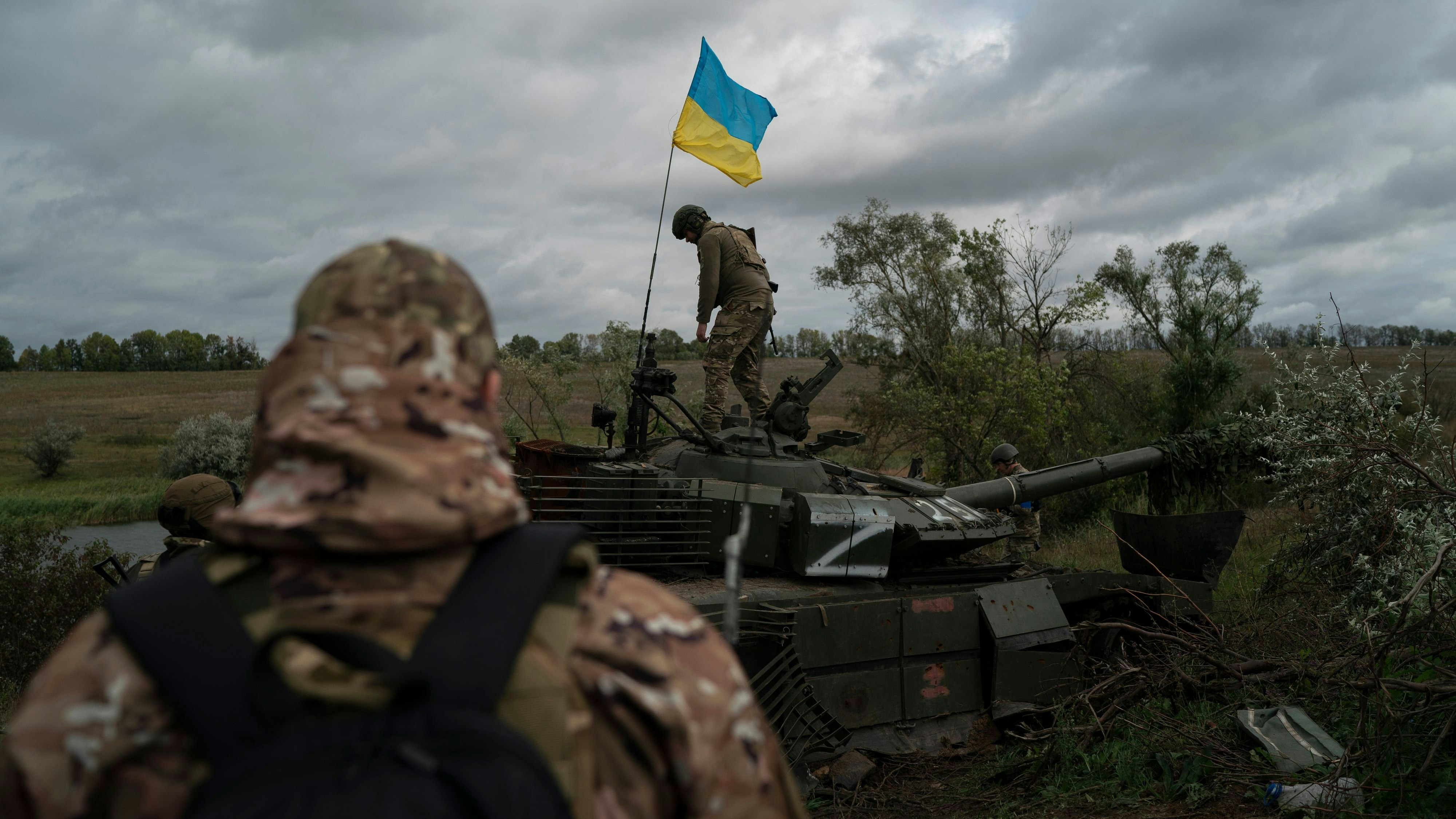 Download von www.picturedesk.com am 19.03.2023 (15:51).  A Ukrainian national guard serviceman stands atop a destroyed Russian tank in an area near the border with Russia, in Kharkiv region, Ukraine, Monday, Sept. 19, 2022. This region of rolling fields and woodland near the Russian border was the site of fierce battles for months during the summer. Only now, after Ukrainian forces retook the area and pushed Russian troops back across the border in a blistering counteroffensive, has the collection of bodies that lie scattered across the battlefield been possible. (AP Photo/Leo Correa) - 20220919_PD28359 - Rechteinfo: Rights Managed (RM)