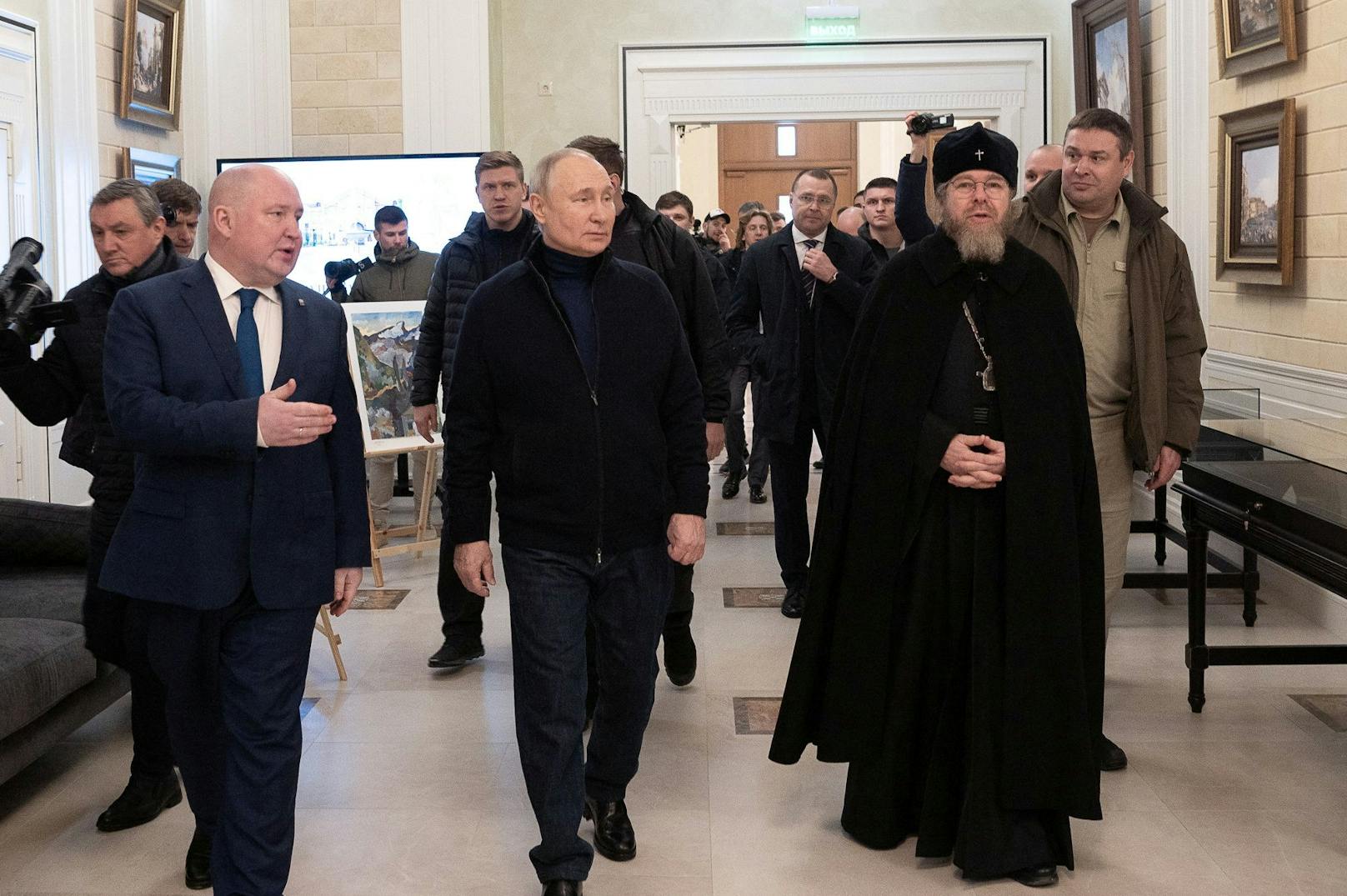 Ein deutlich angeschlagener Wladimir Putin bei seinem "Arbeitsbesuch" in Mariupol.