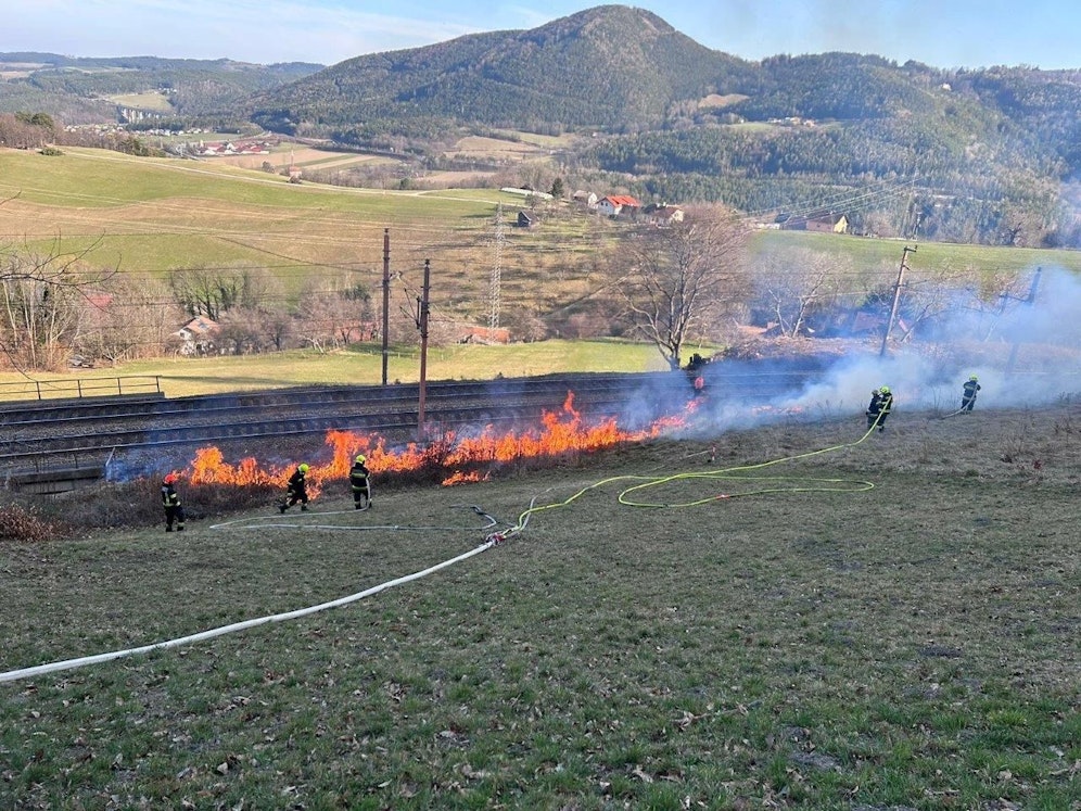 Südbahnstrecke: 15 Feuerwehren bannen Brandgefahr durch Brandstreifenheizen