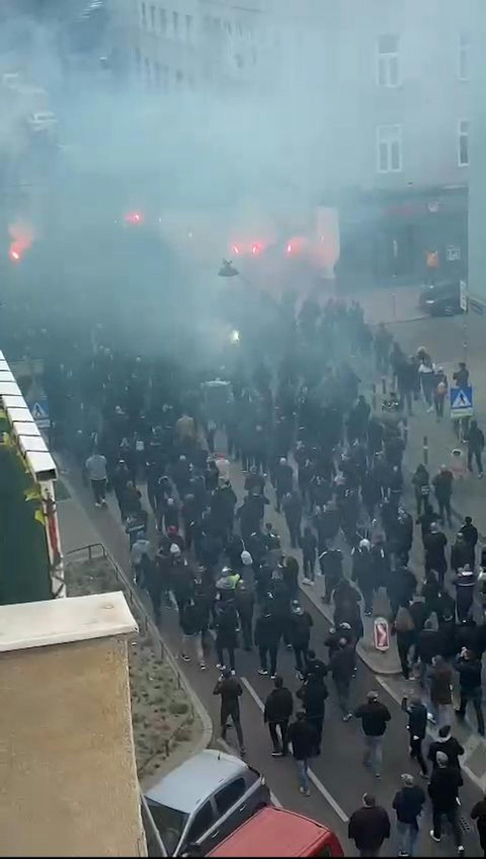 Die Rapid-Fans marschieren vom Reumannplatz zum Austria-Stadion