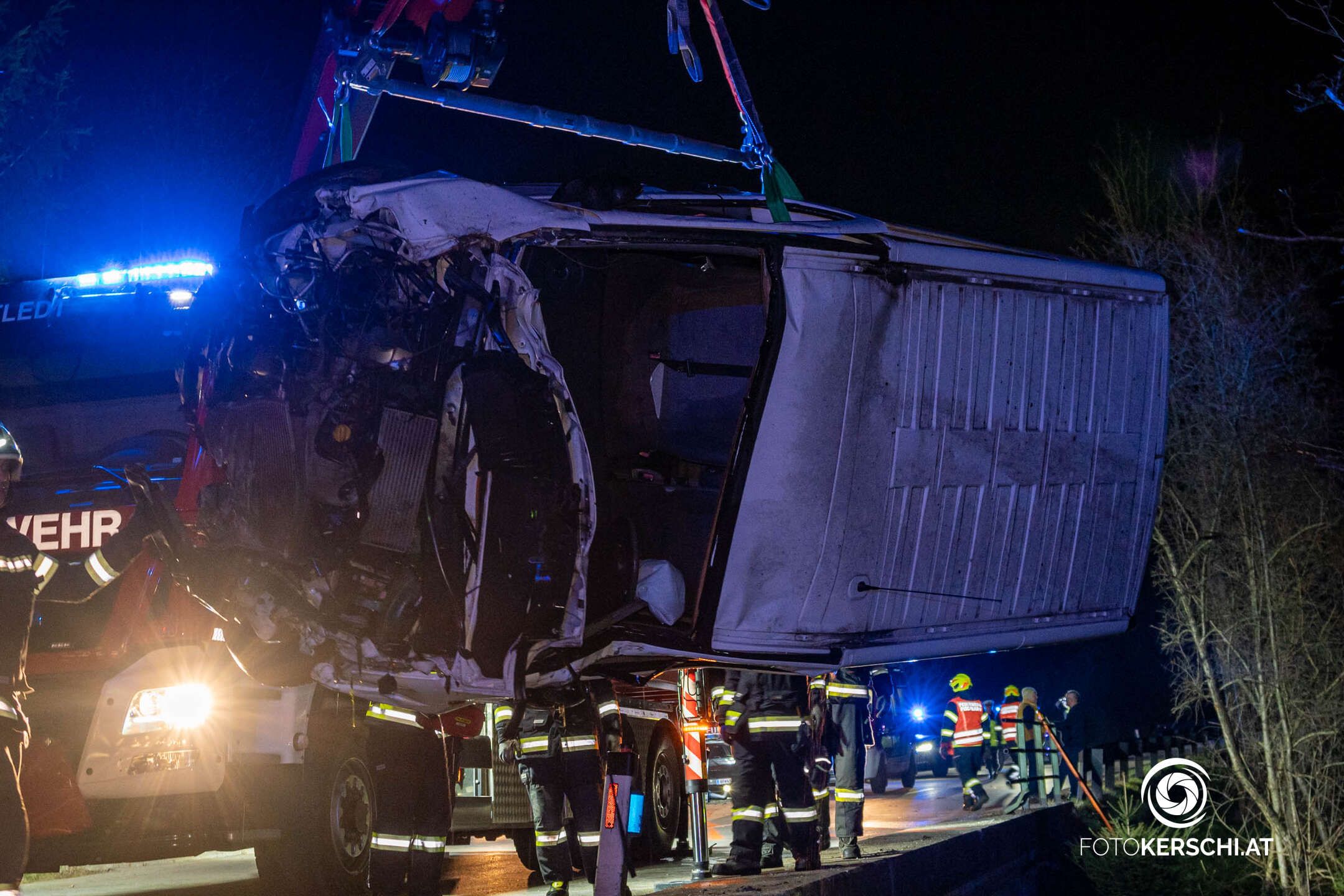 51-Jähriger Stürzt Mit Kleintransporter In Bach | Heute.at