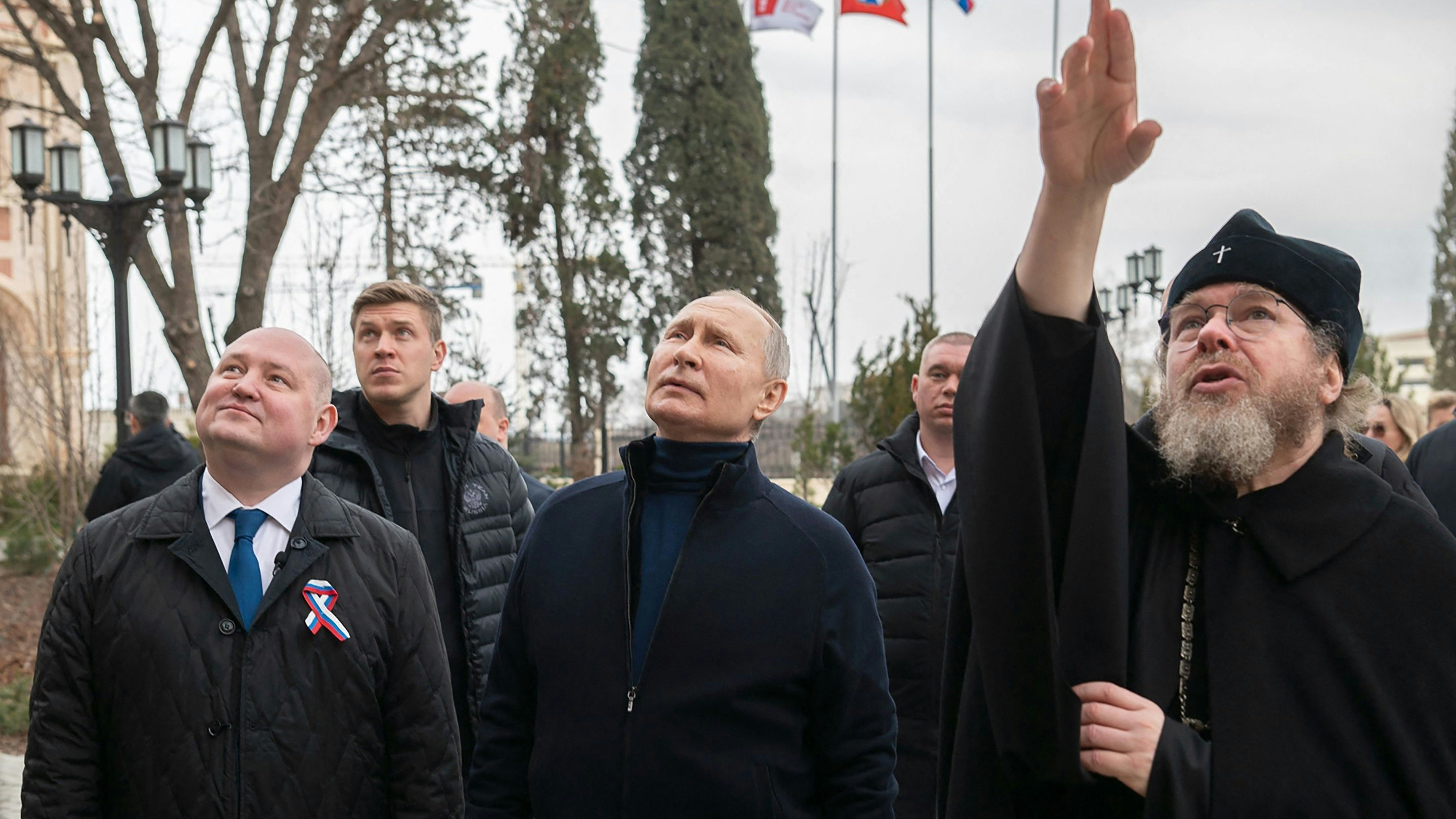 Download von www.picturedesk.com am 19.03.2023 (12:18).  *** SERVICEBILD *** TOPSHOT - This handout photograph taken and released by the Russian presidential press office in Sevastopol on March 18, 2023, shows Russian President Vladimir Putin (L), flanked by Sevastopol Governor Mikhail Razvozhayev (C), listening to Metropolitan Tikhon Shevkunov (R), chairman of the Patriarchal Council for Culture, as he visits the Chersonesos Taurica historical and archeological park on the 9th anniversary of the referendum on the state status of Crimea and Sevastopol and its reunification with Russia. (Photo by HANDOUT / Russian Presidential Press Office / AFP) / RESTRICTED TO EDITORIAL USE - MANDATORY CREDIT "AFP PHOTO / HANDOUT / RUSSIAN PRESIDENTIAL PRESS OFFICE " - NO MARKETING NO ADVERTISING CAMPAIGNS - DISTRIBUTED AS A SERVICE TO CLIENTS / Editor's note : this image is distributed by Russian state owned agency Sputnik - 20230318_PD8492 - Rechteinfo: Servicebild (SB) Bei diesem Bild ist PictureDesk ausschließlich technischer Dienstleister und stellt eine technische Bearbeitungsgebühr in Rechnung. PictureDesk ist weder Urheber noch Rechteinhaber. Die Nutzung liegt in alleiniger Verantwortung des Kunden. Nur für redaktionelle Nutzung! Werbliche Nutzung erfordert Freigabe: bitte schicken Sie uns eine Anfrage.