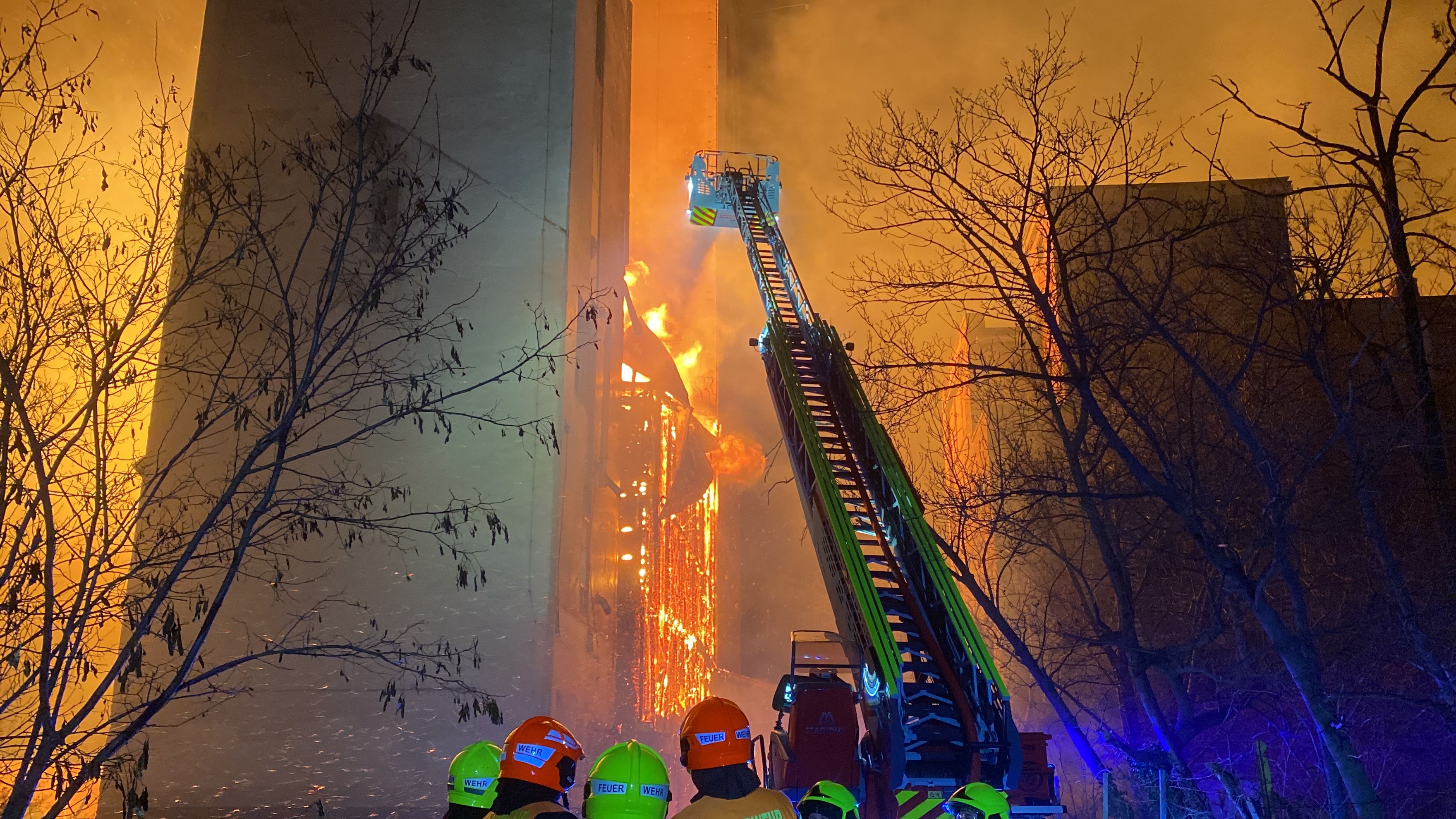 Großeinsatz bei Brand in Schwechat