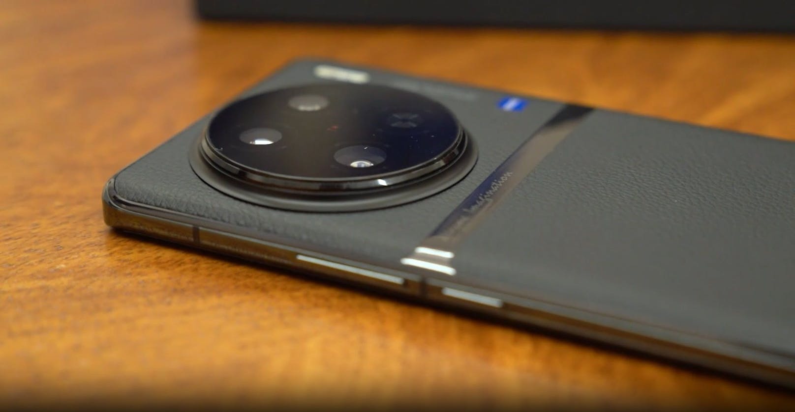 ... einem Bezug aus veganem, schwarzem Leder umfasst wird. Das ist richtig edel! Fazit: Technisch auf Augenhöhe mit allen Smartphone-Flaggschiffen, doch die Kamera des Vivo X90 Pro bietet einige Besonderheiten.