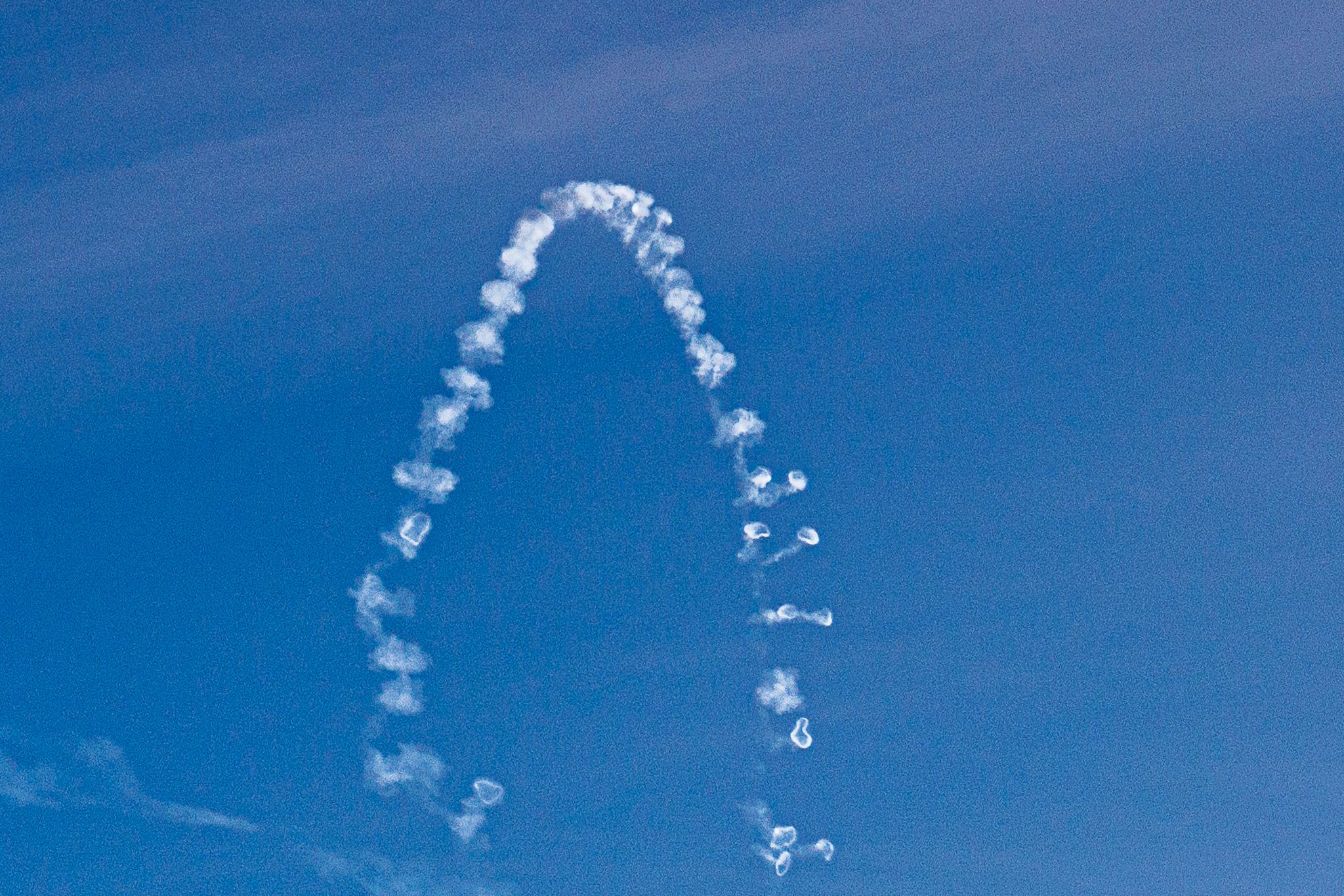 Über der Steyregger-Brücke in Linz waren runde Streifen am Himmel zu sehen.