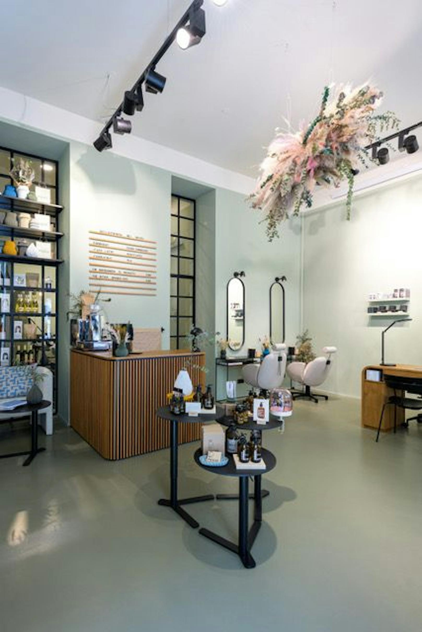 Den MOOI Beauty &amp; Concept Store ist in Wien der erste, der die Nagellack-Revolution bei der Maniküre und Pediküre im Salon anbietet.
