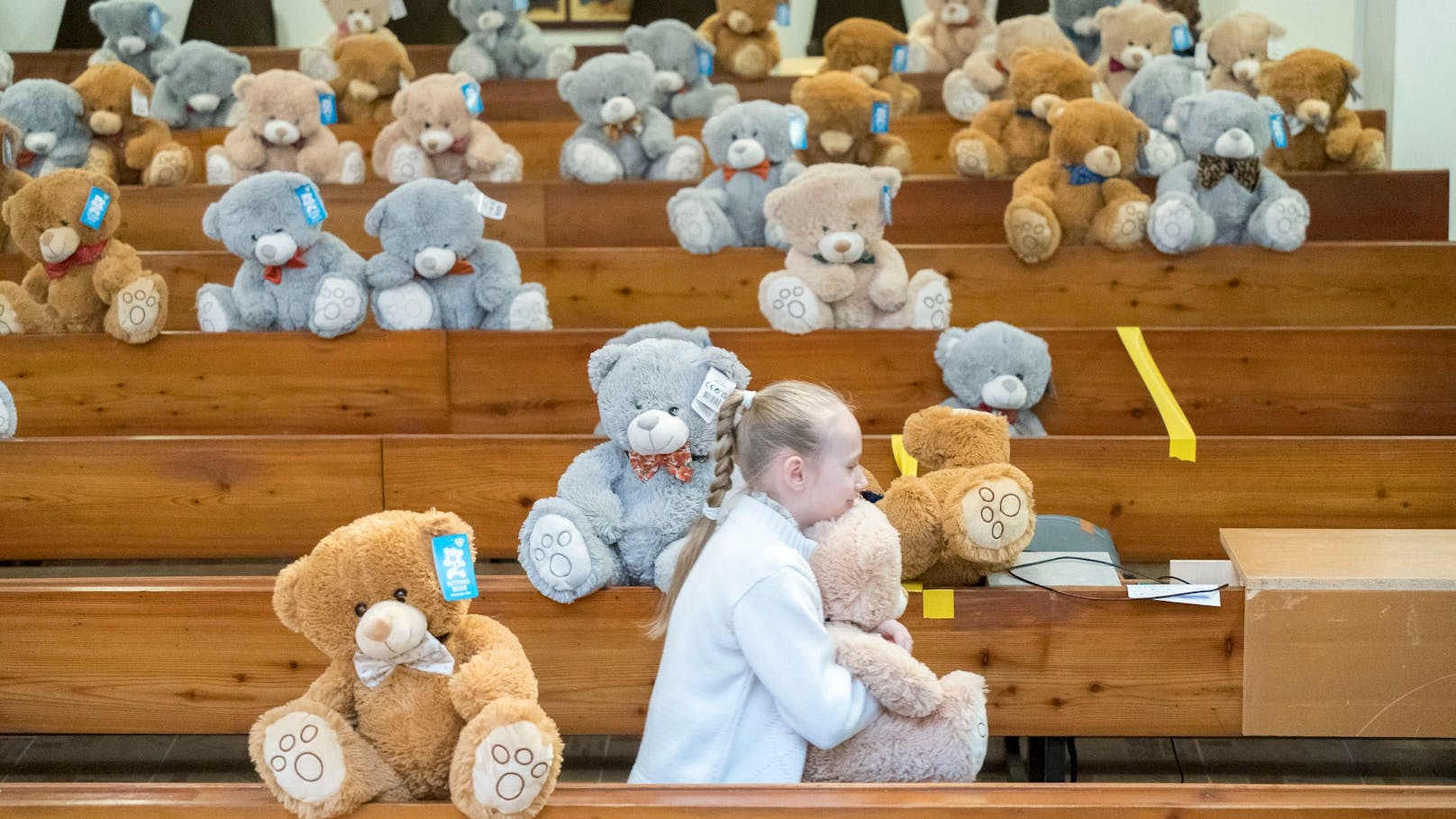Die Kinder freuten sich über die kuscheligen Teddybären.&nbsp;
