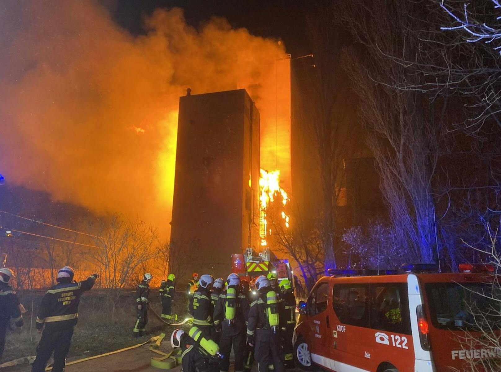 Der Brand eines leer stehenden Gebäudes in Schwechat an der Stadtgrenze zu Wien hat in der Nacht auf Sonntag einen Großeinsatz der Feuerwehr ausgelöst.